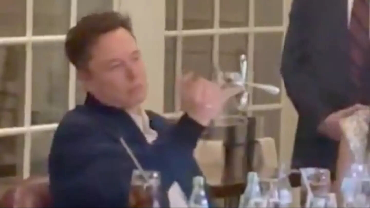 Elon Musk'ın bir etkinlikte yaptığı tuhaf hareketler tüyler ürpertti Elon Musk'ın bir etkinlikte yaptığı tuhaf hareketler tüyler ürpertti - 1. Resim