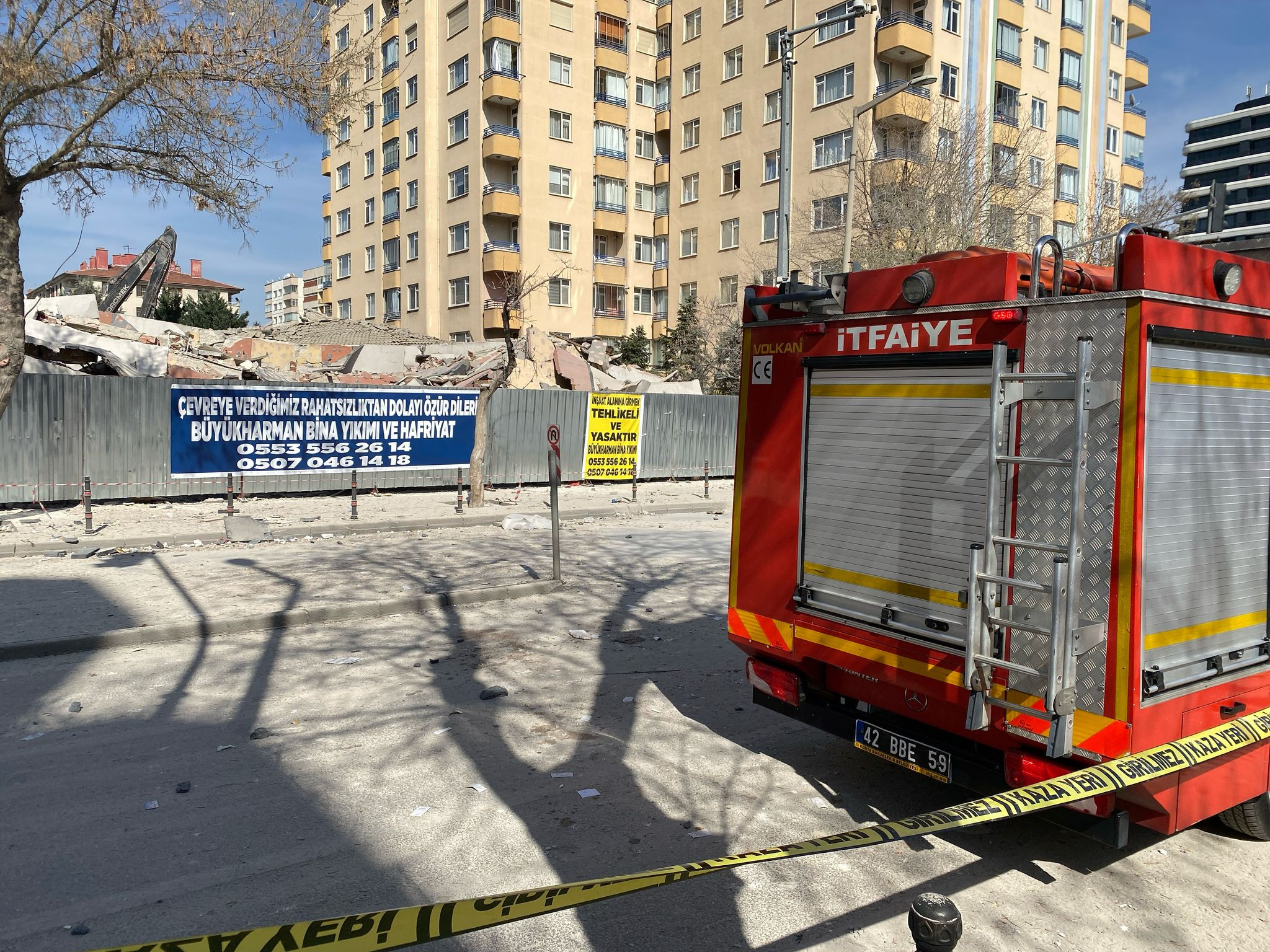 Konya'da panik anları! 6 katlı bina gürültüyle çöktü - 1. Resim