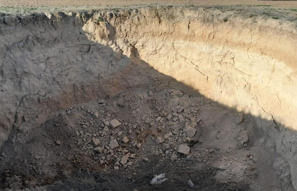 13 kamyon toprakla doldurulan obruk yeniden çöktü - 1. Resim