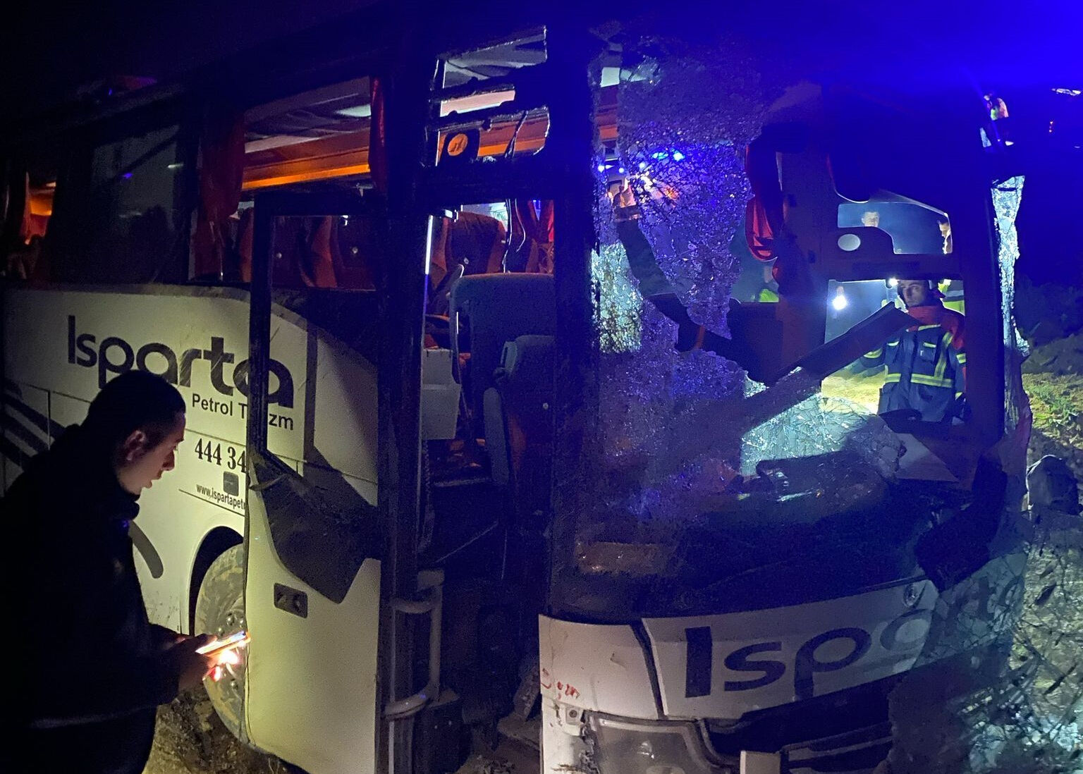 Aydın'da yolcu otobüsü şarampole uçtu! 1 ölü, çok sayıda yaralı var Aydın'da yolcu otobüsü şarampole uçtu! 1 ölü, çok sayıda yaralı var - 1. Resim