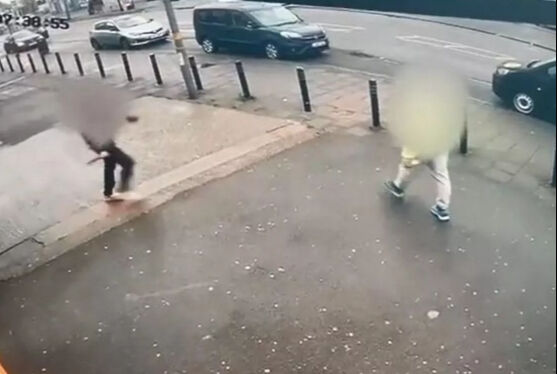 Bıçaklı saldırgan dehşet saçtı! Sokaktan geçenlere rastgele saldırdı - 1. Resim