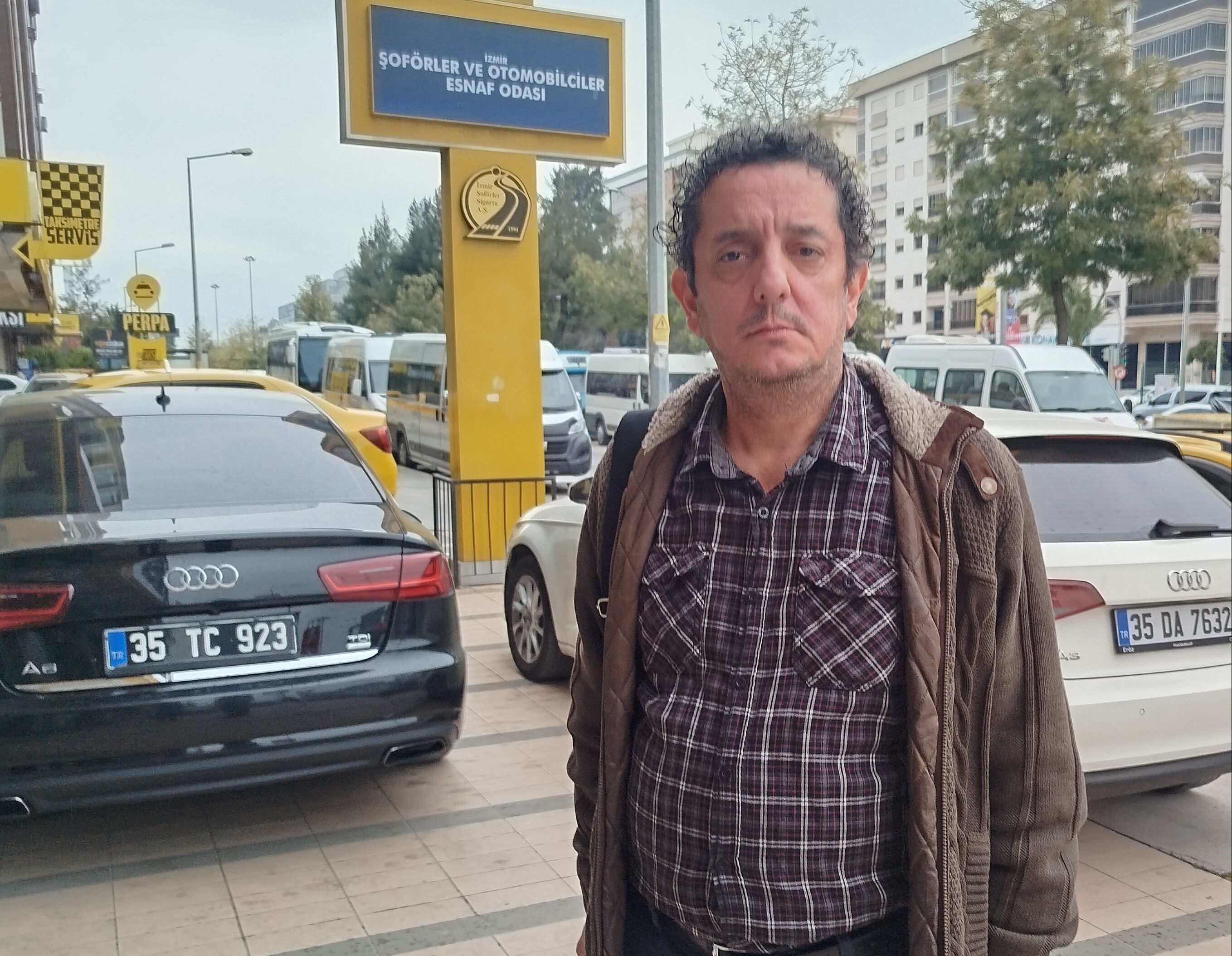 Boğazına sarıldığı taksiciye dehşeti yaşattı! Korku dolu anlar kameraya yansıdı - 2. Resim