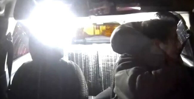 Boğazına sarıldığı taksiciye dehşeti yaşattı! Korku dolu anlar kameraya yansıdı - 1. Resim