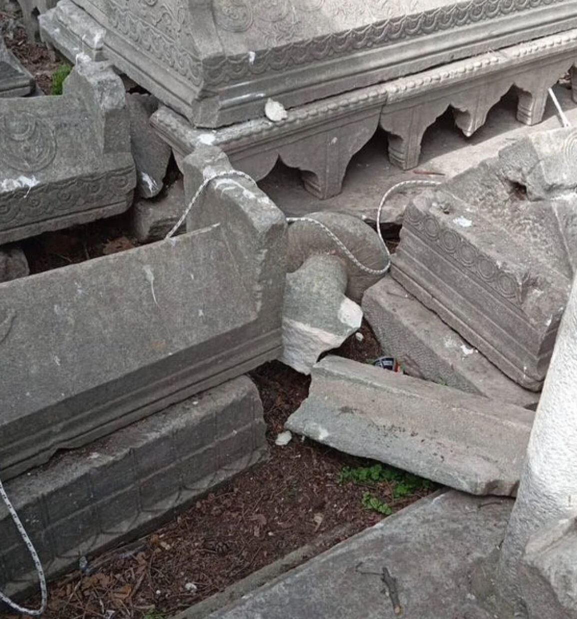 İmamoğlu protestolarında büyük rezillik! Tarihi mezarları kırıp döktüler - 2. Resim