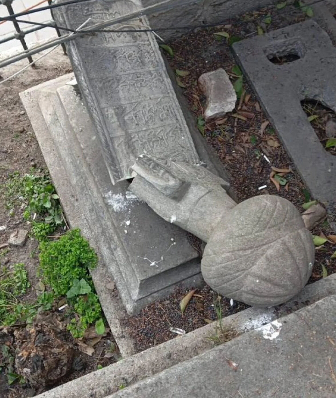 İmamoğlu protestolarında büyük rezillik! Tarihi mezarları kırıp döktüler - 3. Resim