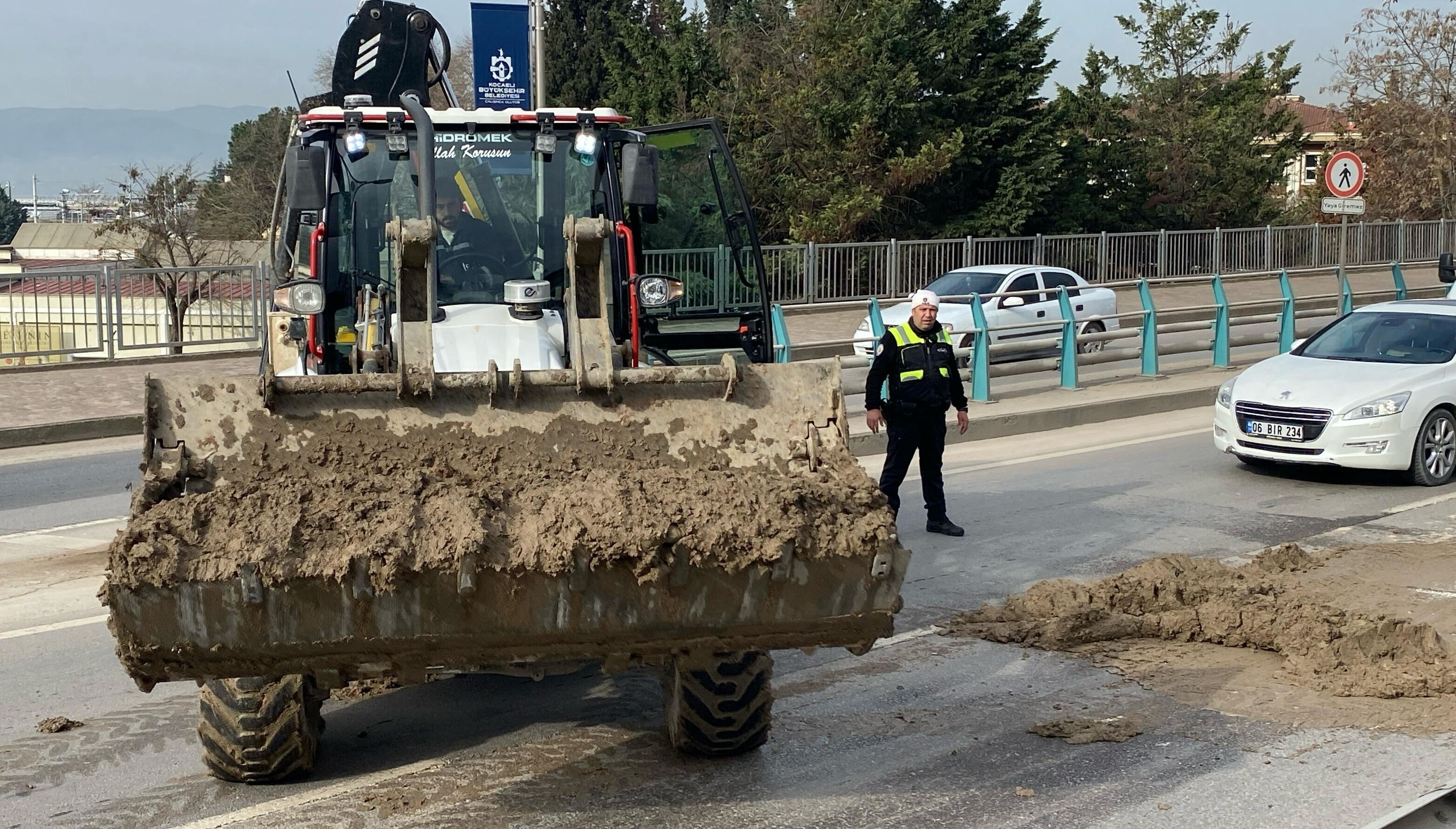 Kamyondan dökülen çamur yolu savaş alanına çevirdi! Cezası ise oldukça komik! - 2. Resim