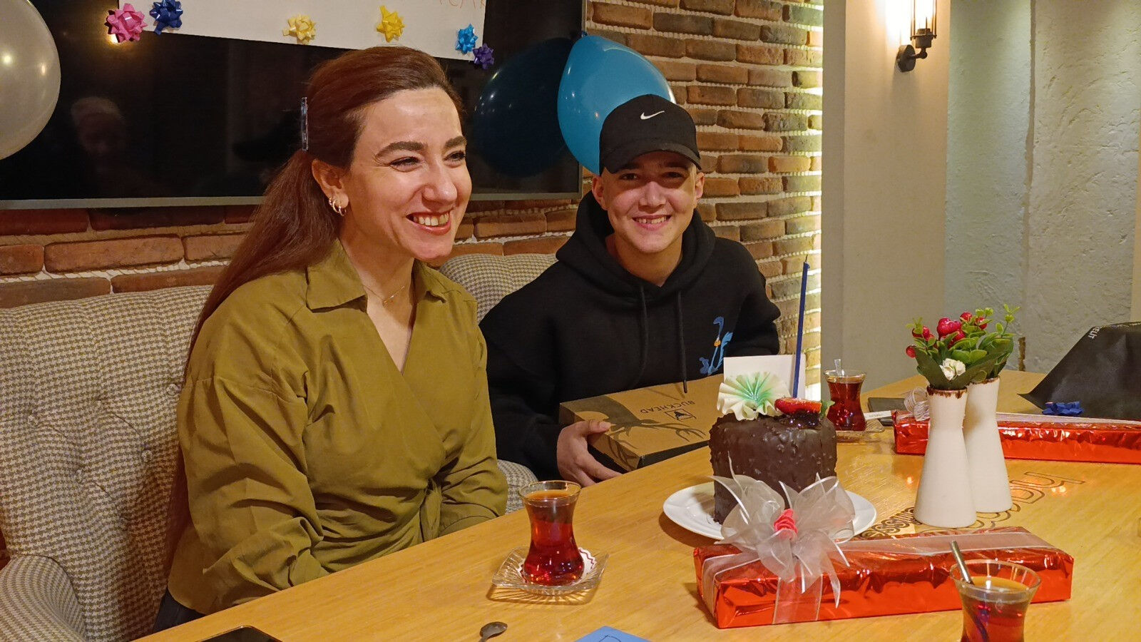 Kanseri 3 defa yenen kadından sürpriz ziyaret! Lenf kanseri genci yalnız bırakmadı - 1. Resim