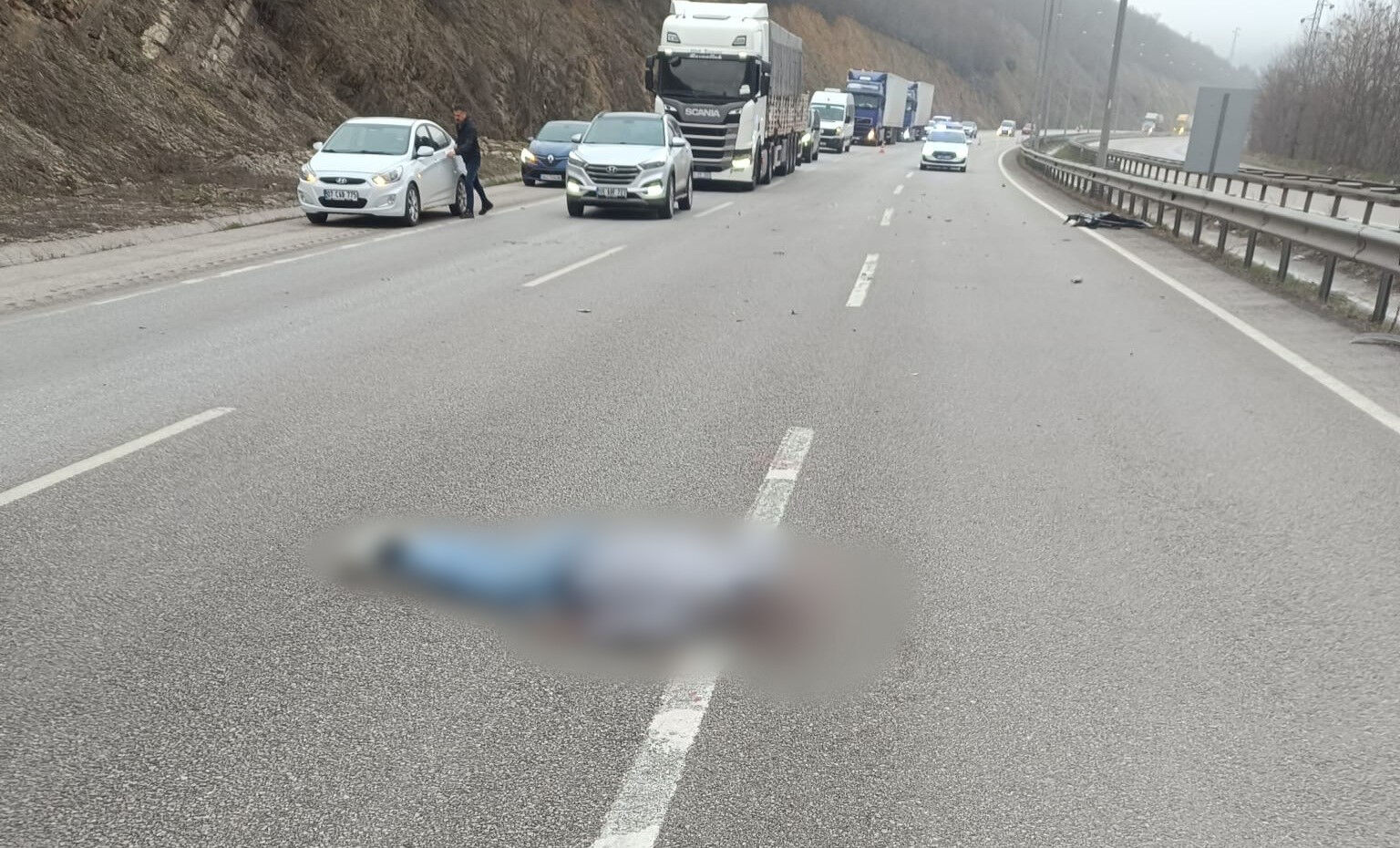 Kazada aracın kapısı yerinden çıktı! Yola savrulan genç hayatını kaybetti - 1. Resim