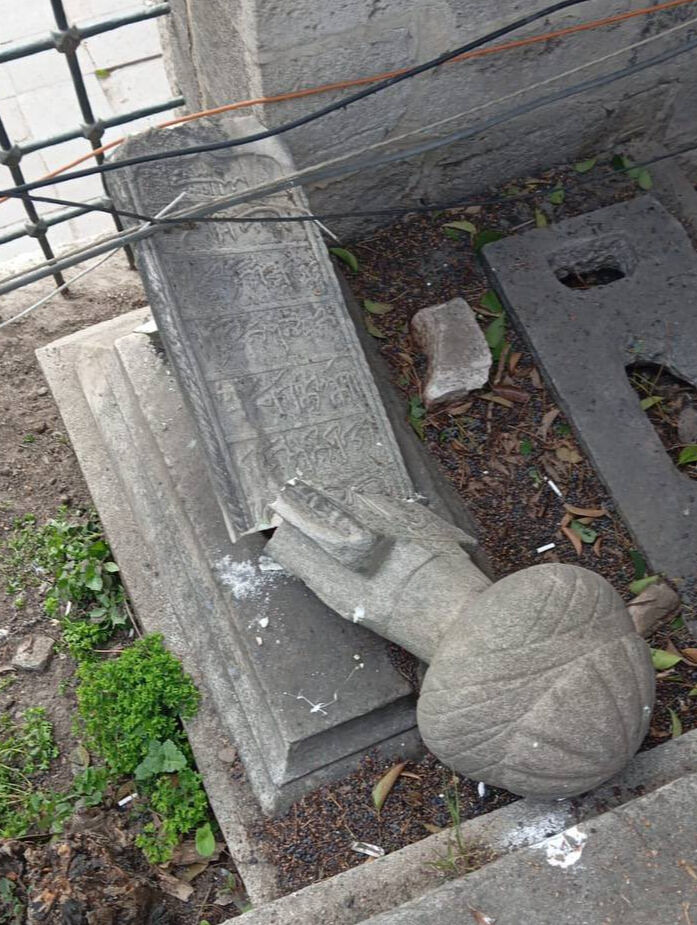 Kırılan mezar Sultanahmet imamı çıktı! Saldırıya uğrayan Şehzade Camii'ndeki mezar taşı okundu - 1. Resim