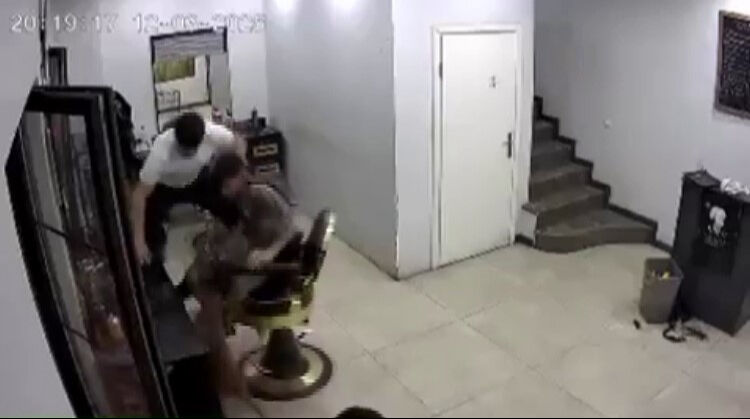 Kuaförde korku dolu anlar! Zincirini koparan köpek müşteriyi ısırdı - 1. Resim