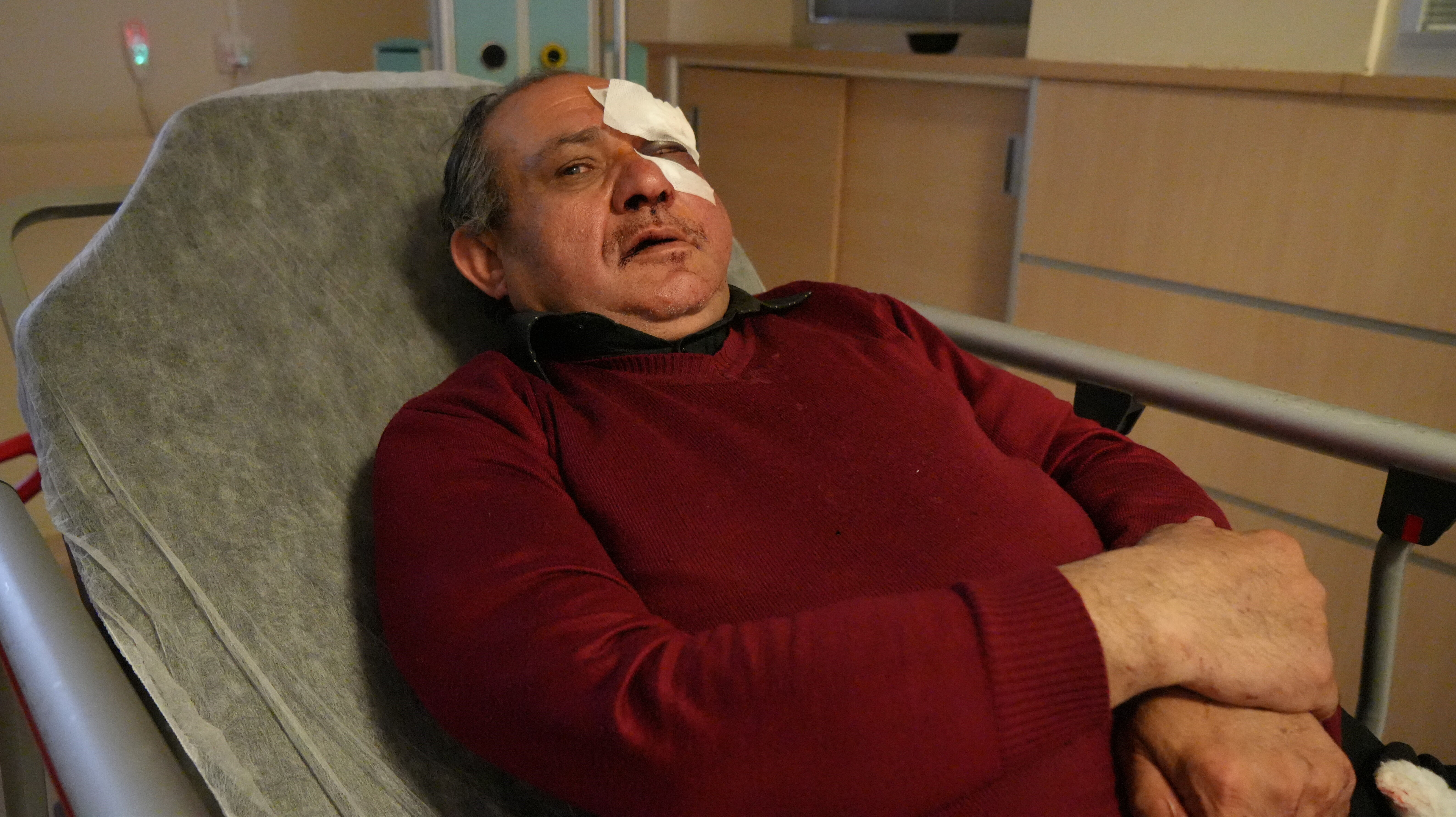 Sağlık ocağı önünde doktor dövdüler! Yüzü dağılan adam isyan etti - 1. Resim