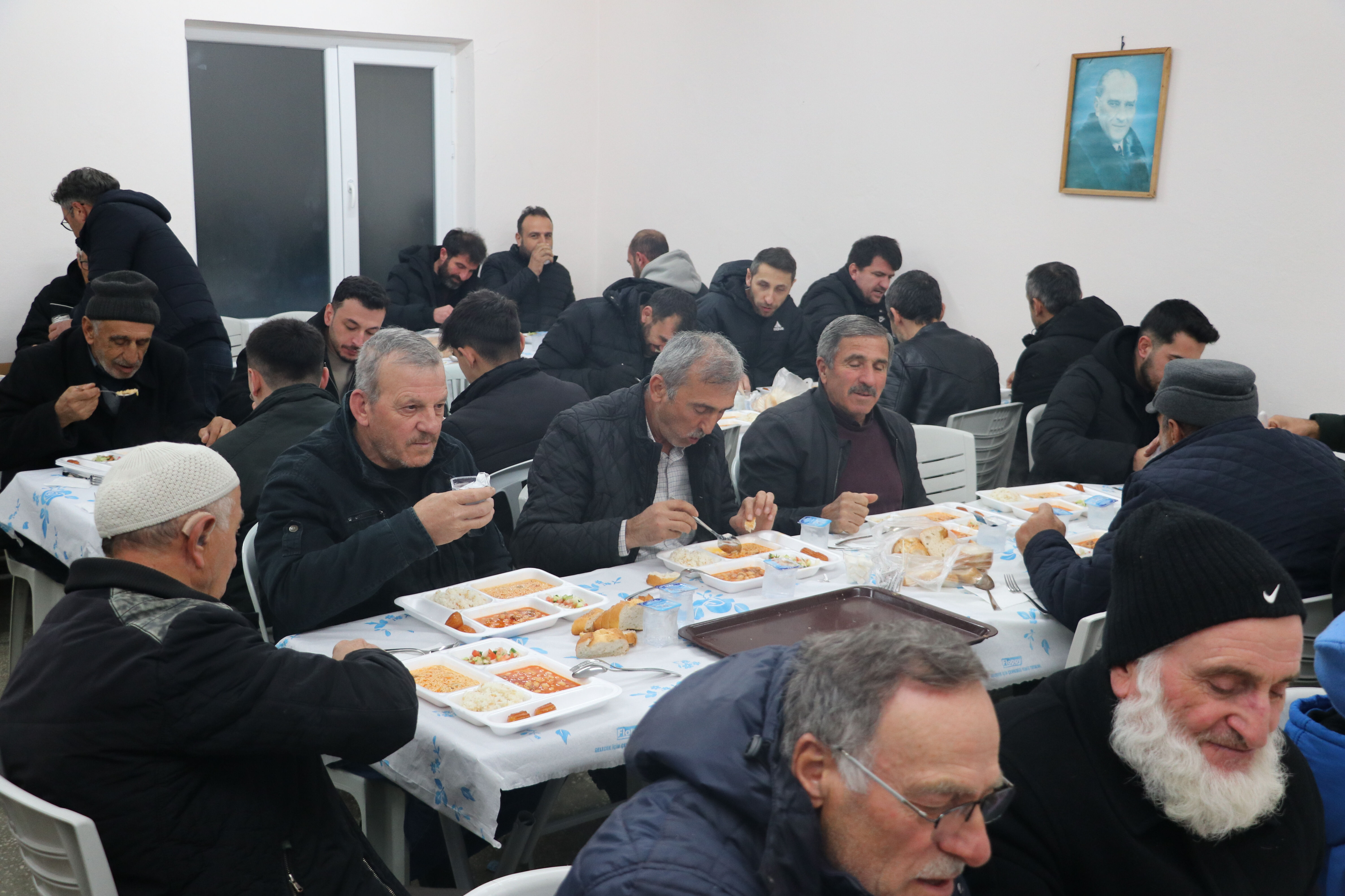 11 yıldır tek iftar sofrası kuruluyor, sadece 3 kazan kaynıyor! Bu köyde birlik ve beraberlikten taviz yok 11 yıldır tek iftar sofrası kuruluyor, sadece 3 kazan kaynıyor! Bu köyde birlik ve beraberlikten taviz yok - 1. Resim