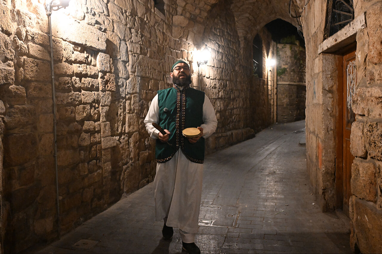 7 yaşından beri ramazan davulcusu! Özel kıyafetleri ve davuluyla Osmanlı geleneğini bu ülkede yaşatıyor - 1. Resim