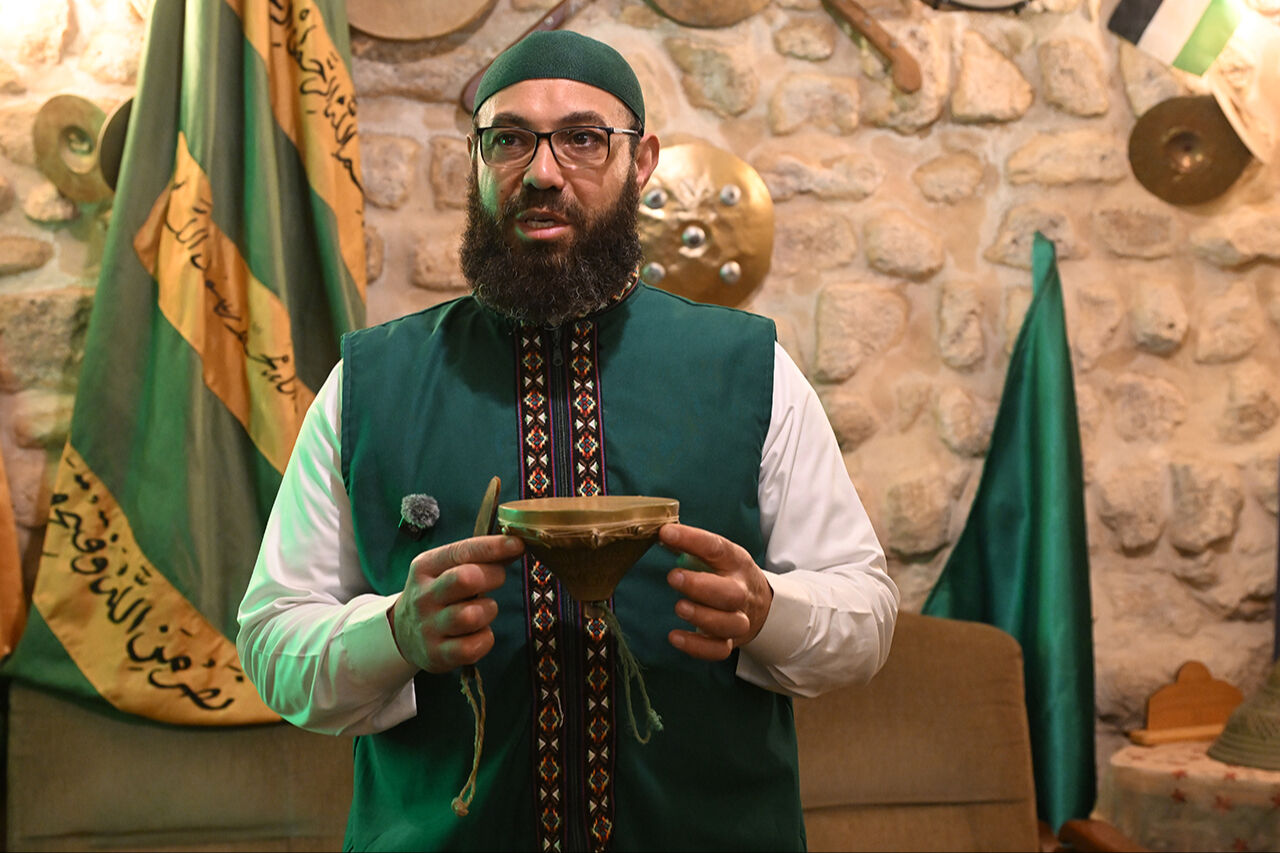 7 yaşından beri ramazan davulcusu! Özel kıyafetleri ve davuluyla Osmanlı geleneğini bu ülkede yaşatıyor - 4. Resim