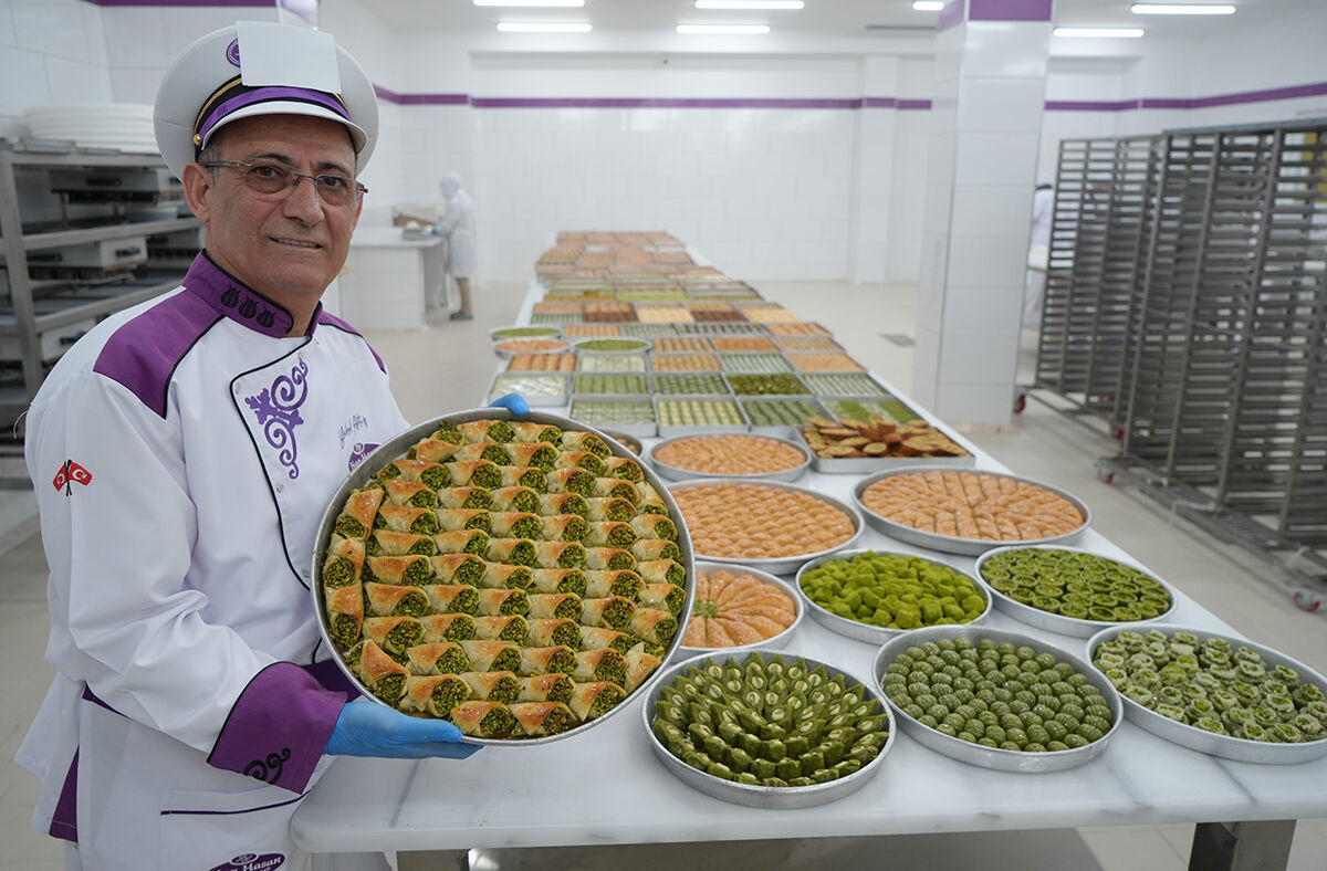 Bayram öncesi tatlılara dikkat! Baklava ustası sektördeki Antep fıstığı hilelerini göstererek anlattı - 1. Resim