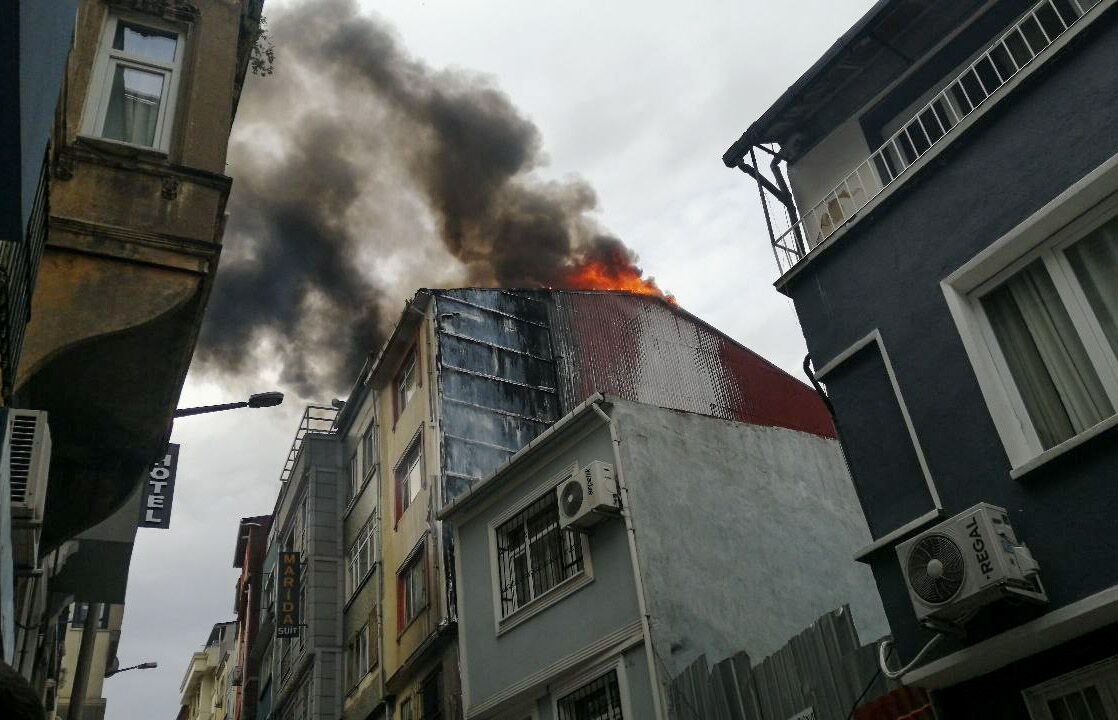 Beyoğlu'nda korku dolu anlar! Çöpü yaktı, 2 bina alevlere teslim oldu - 1. Resim