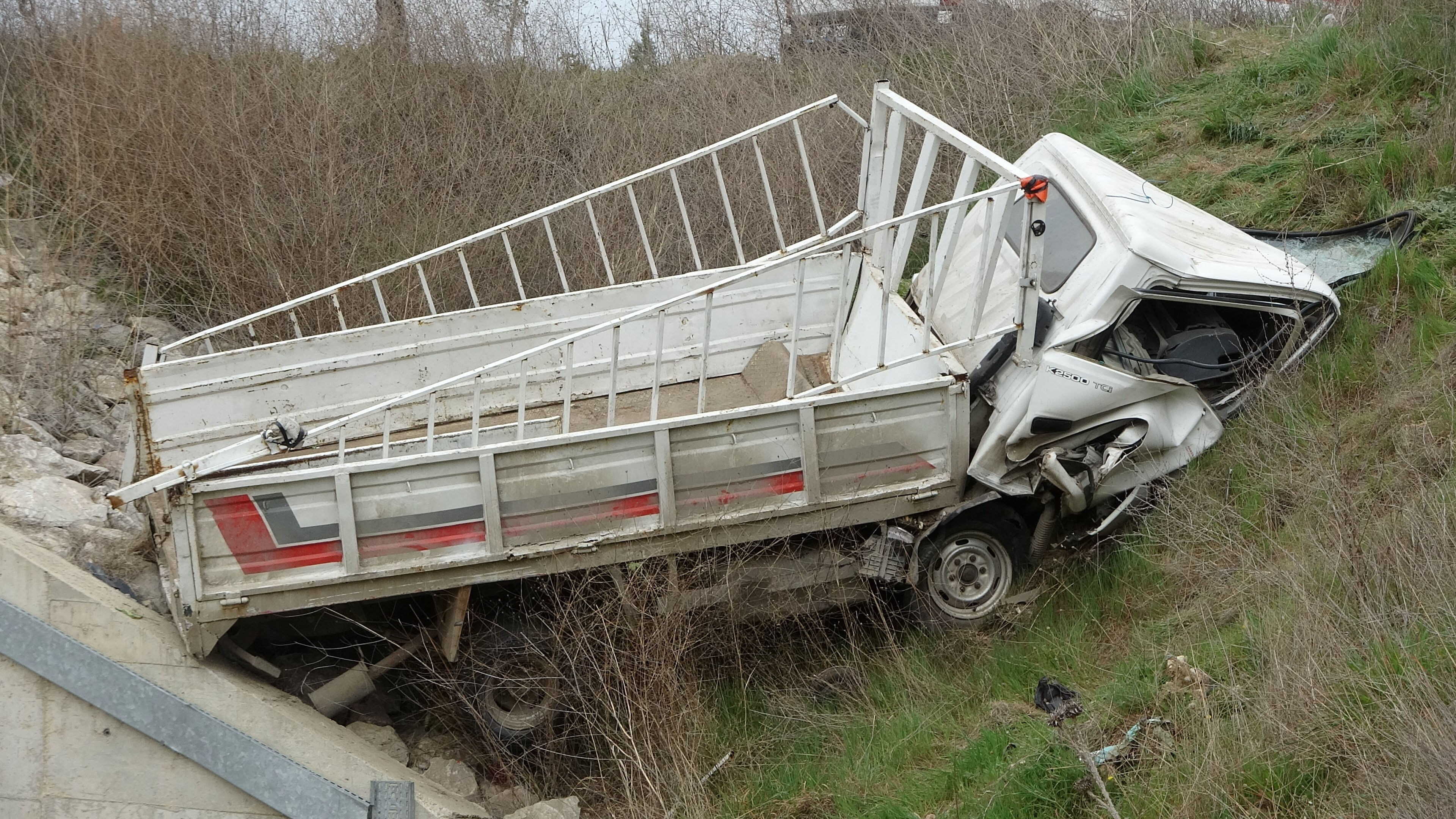 Çanakkale’de feci kaza! Çalıntı kamyonetle şarampole uçtu, korkunç şekilde can verdi - 2. Resim