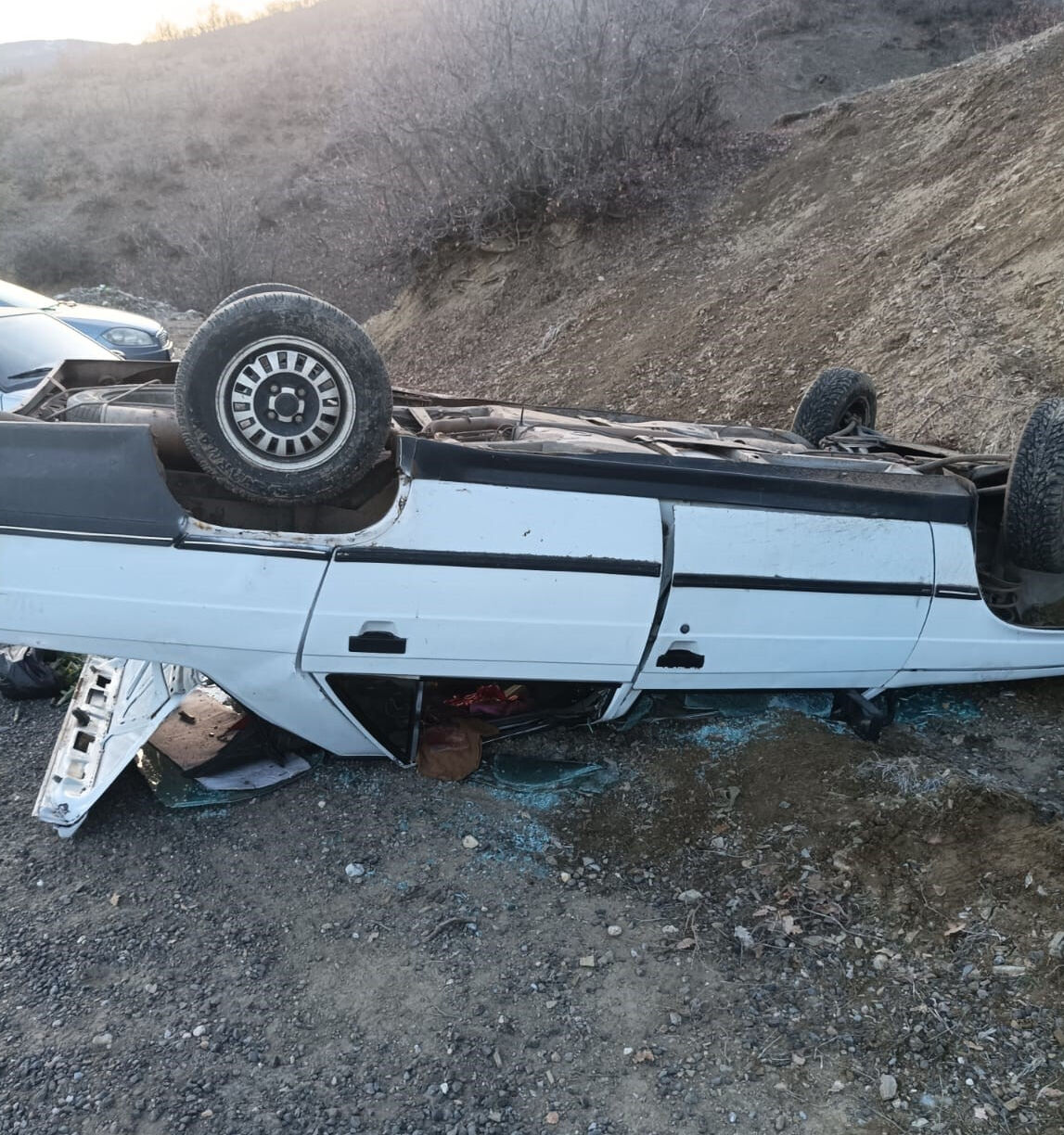 Çiriş otu toplamaya giden işçileri taşıyan aracın freni patladı Çiriş otu toplamaya giden işçileri taşıyan aracın freni patladı - 1. Resim