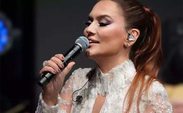 Demet Akalın'ın annesi kaza geçirdi! Apar topar soluğu yanında aldı Demet Akalın'ın annesi kaza geçirdi! Apar topar soluğu yanında aldı - 4. Resim