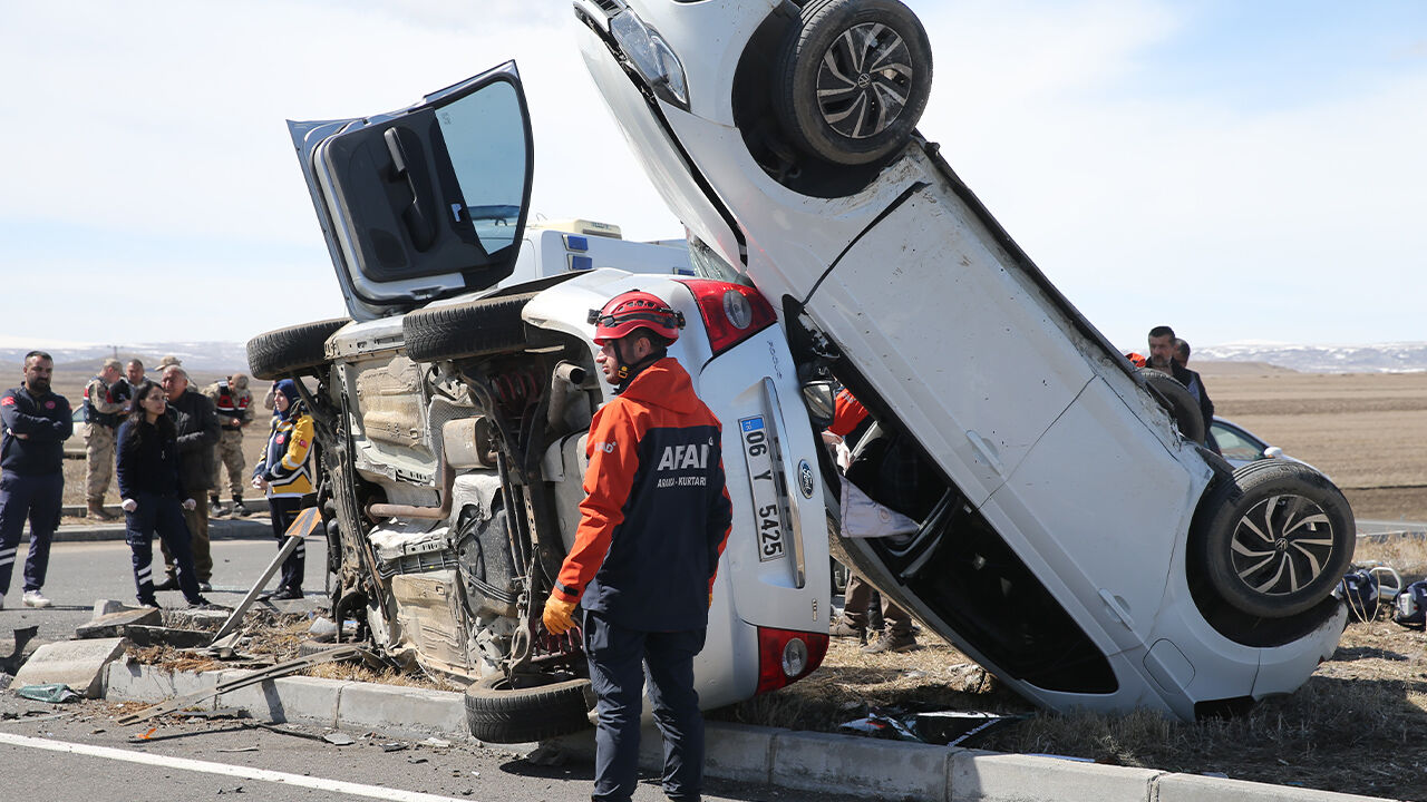 İki aracın çarpışmasında can pazarı yaşandı! Ölü ve yaralılar var - 1. Resim
