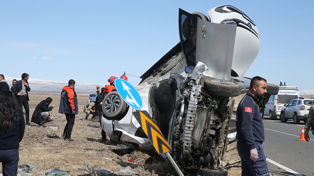 İki aracın çarpışmasında can pazarı yaşandı! Ölü ve yaralılar var - 2. Resim