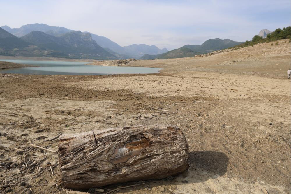 Korkutan görüntü! Su kilometrelerce çekildi... "Ot bile yok" Korkutan görüntü! Su kilometrelerce çekildi... "Ot bile yok" - 3. Resim