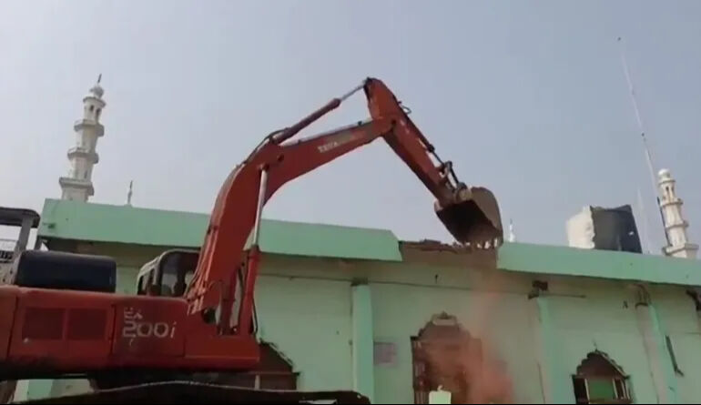 Asırlık Takiya Camii’nin yıkımı, hükümet vakıf arazisi üzerine inşa edilen camiyi Ocak 2025'te buldozerlerle yerle bir etti. [Kashif Kakvi/Al Jazeera]