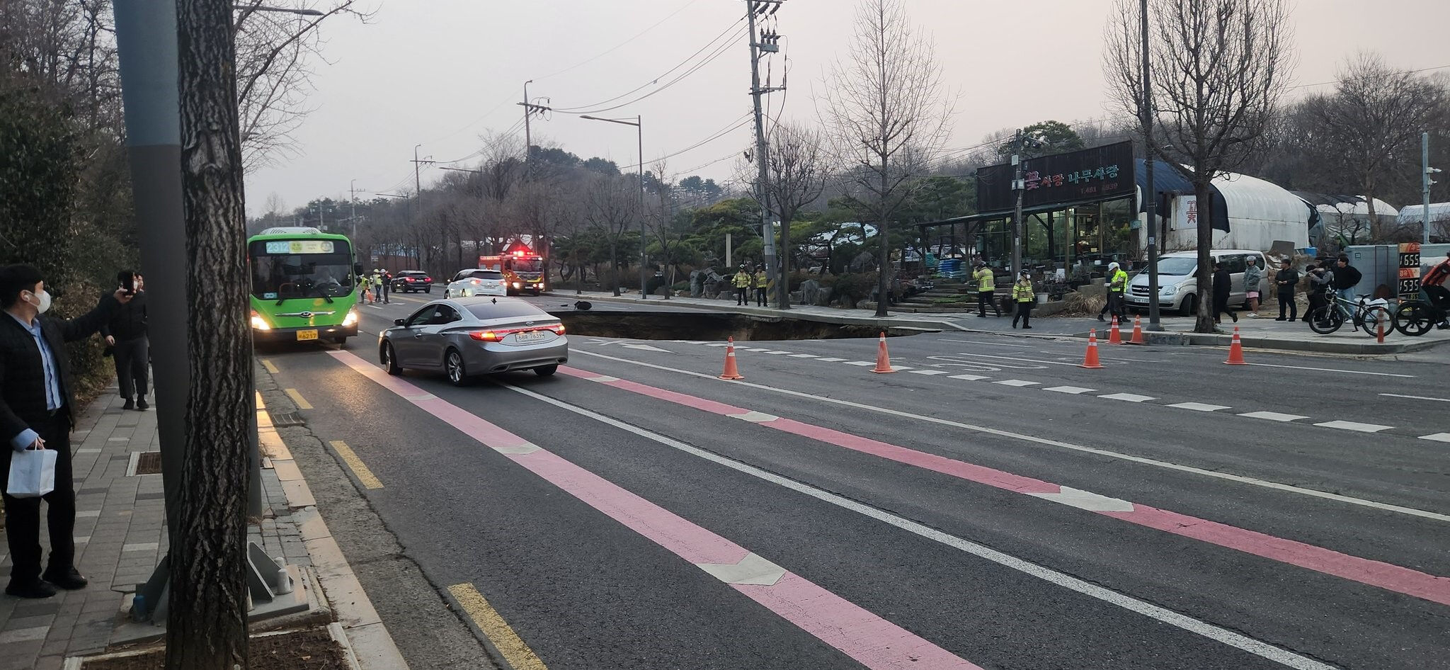 Otoyolda oluşan dev çukur motosikleti yuttu! Sürücü kayıp, o anlar kamerada - 1. Resim