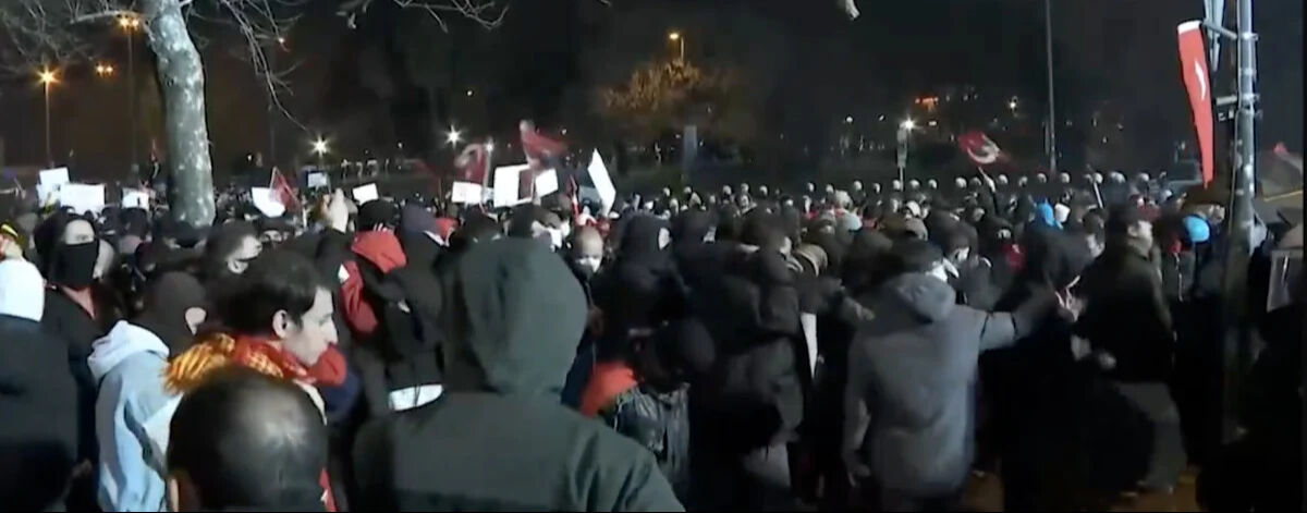 Rezil slogan sonrası savcılık harekete geçti! Şarkıcı Alişan'dan sert tepki geldi Rezil slogan sonrası savcılık harekete geçti! Şarkıcı Alişan'dan sert tepki geldi - 1. Resim