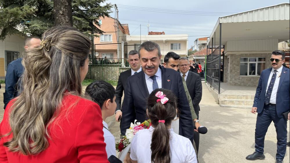 Sınıf başkanı seçildi, sözünü tuttu! Bakan Tekin'i okuluna getirdi Sınıf başkanı seçildi, sözünü tuttu! Bakan Tekin'i okuluna getirdi - 1. Resim