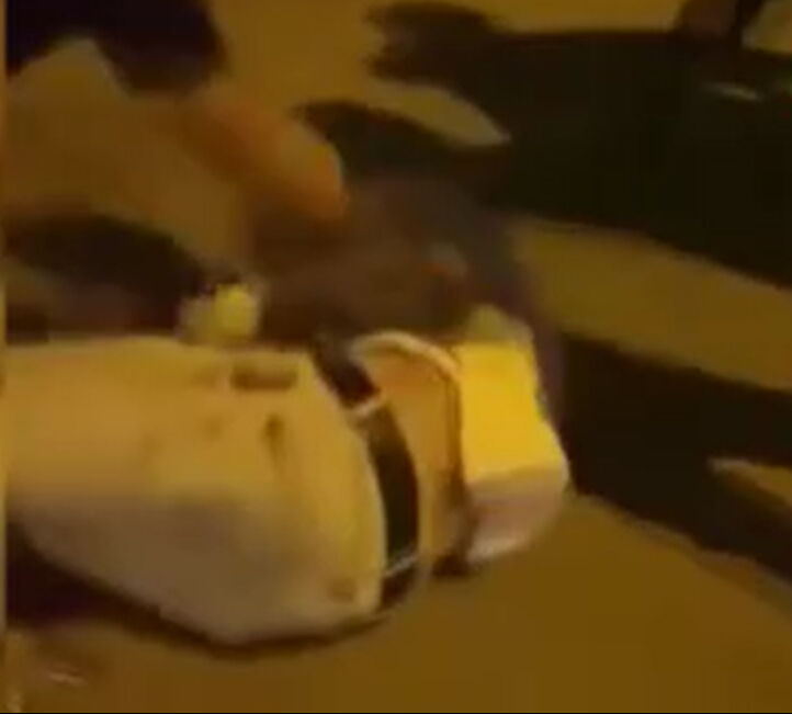 Sokak ortasında dehşet anları! Gençlerin kavgasında tekme ve yumruklar havada uçuştu - 1. Resim