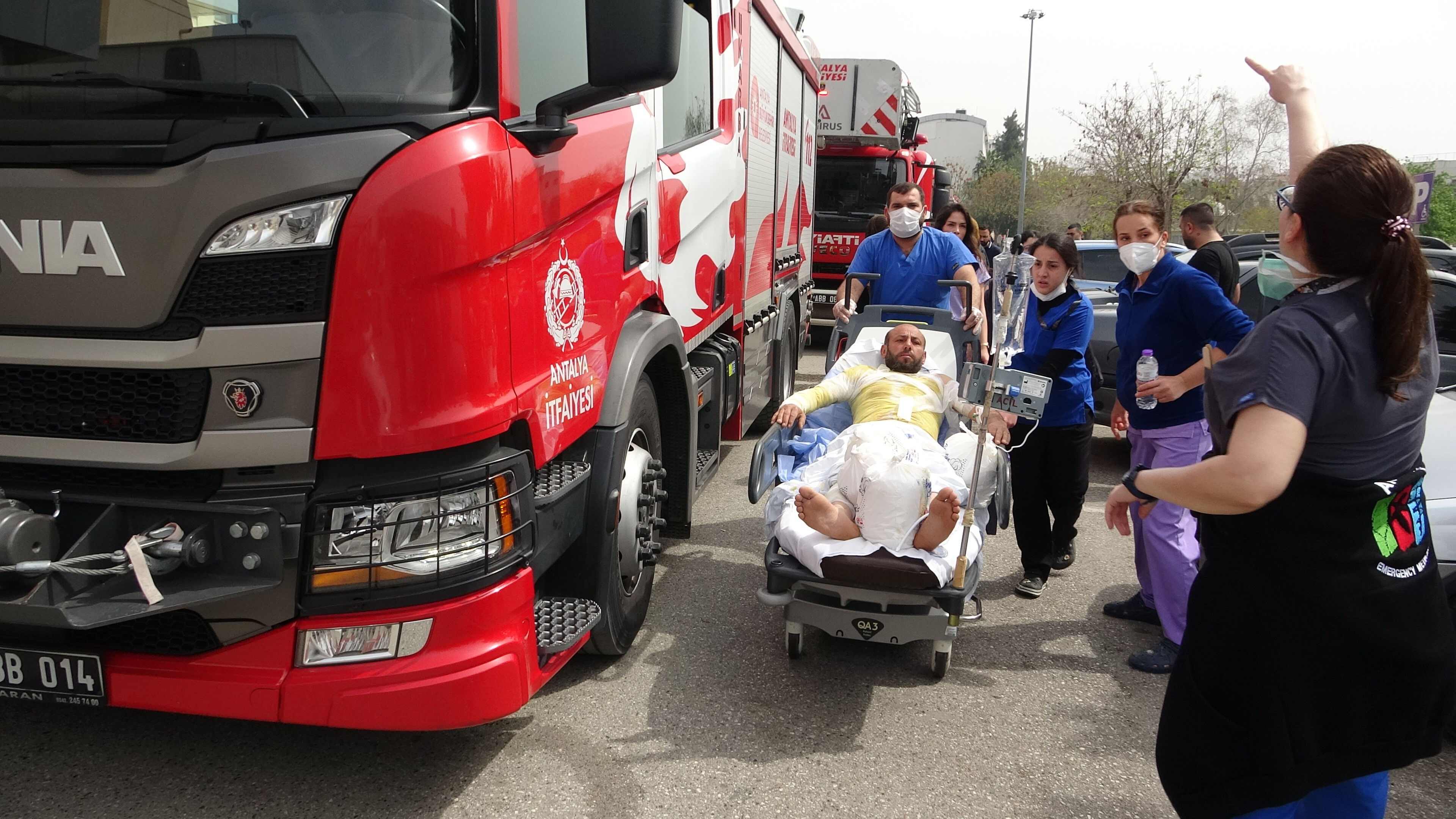 Akdeniz Üniversitesi Hastanesi Acil Servisi'nde yangın! Hastalar tahliye ediliyor - 1. Resim
