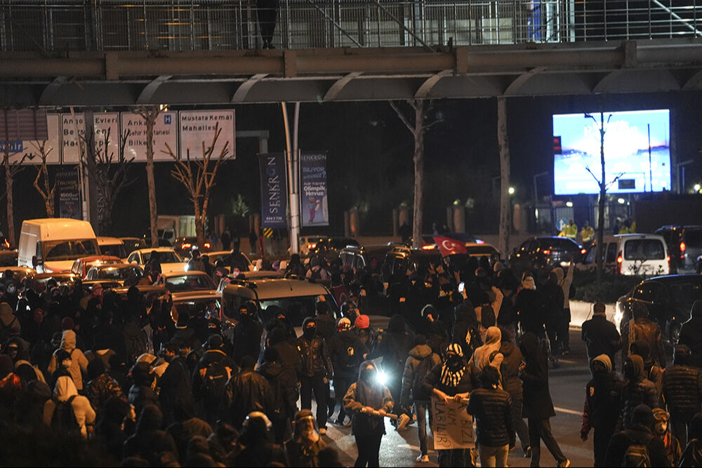 Ankara'daki izinsiz gösterilerde bir polis yaralandı! Çok sayıda gözaltı var... Ankara'daki izinsiz gösterilerde bir polis yaralandı! Çok sayıda gözaltı var... - 1. Resim