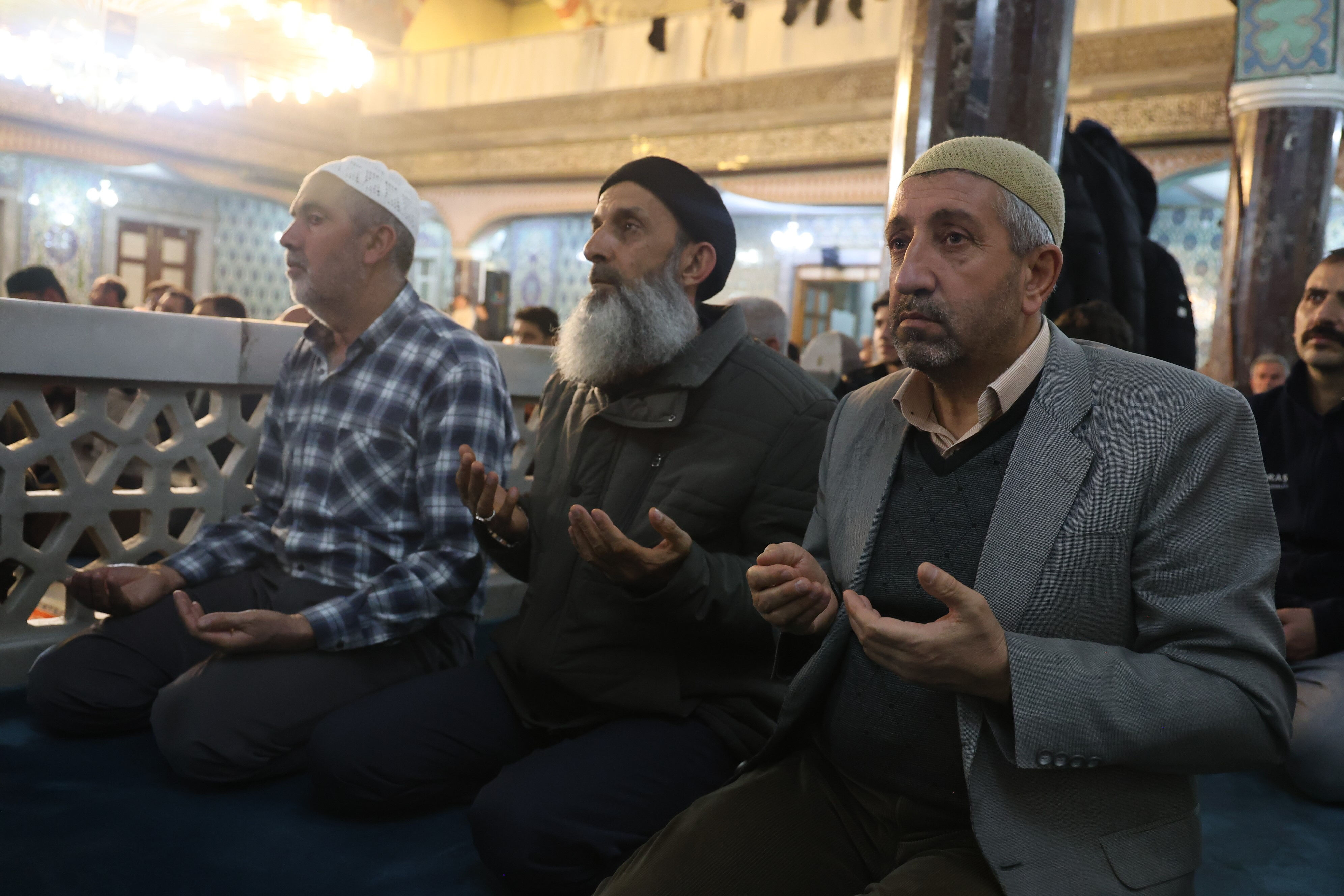 Bin aydan daha hayırlı Kadir Gecesi'nde eller semaya açıldı Bin aydan daha hayırlı Kadir Gecesi'nde eller semaya açıldı - 5. Resim