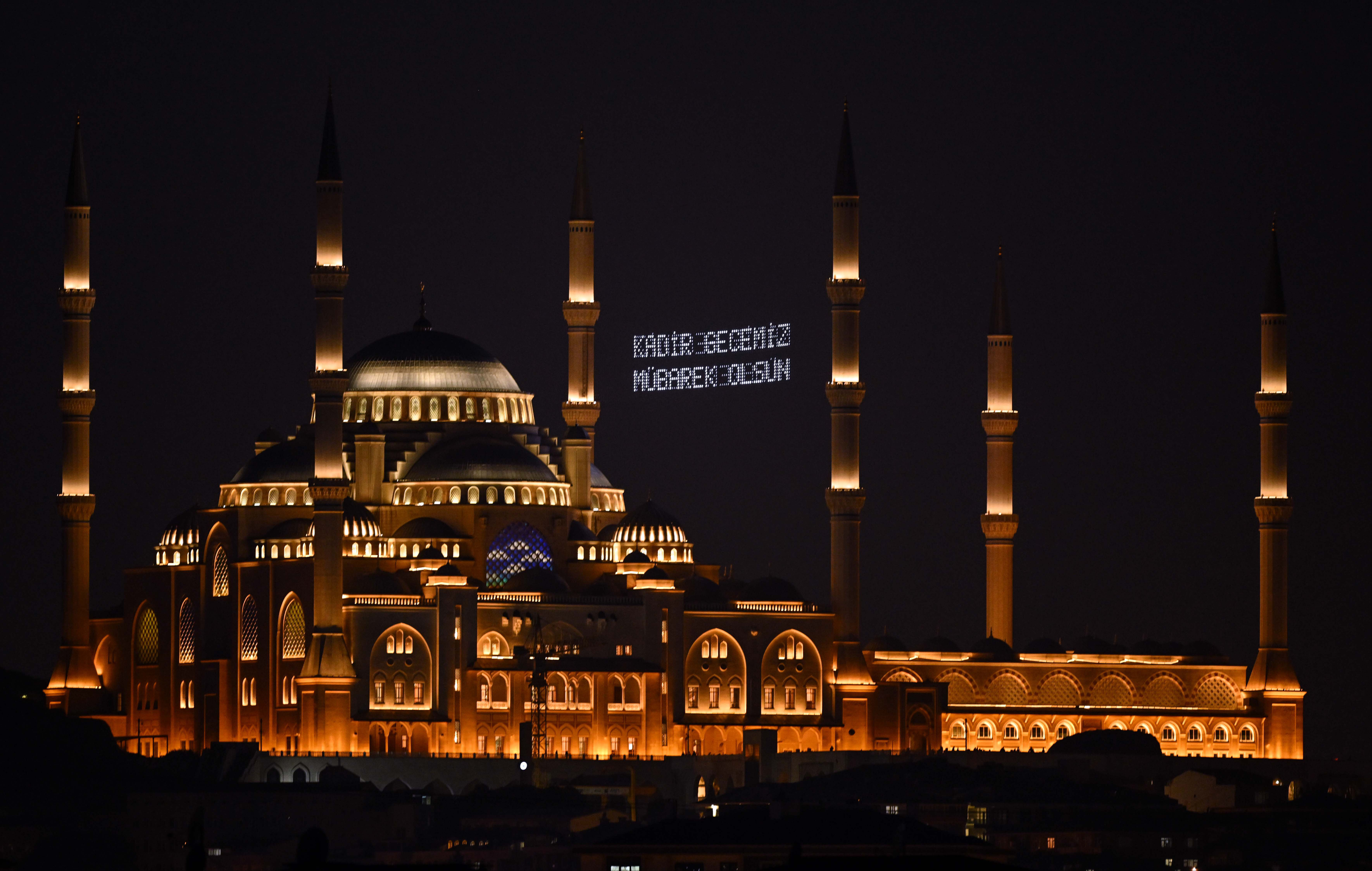 Bin aydan daha hayırlı Kadir Gecesi'nde eller semaya açıldı Bin aydan daha hayırlı Kadir Gecesi'nde eller semaya açıldı - 1. Resim