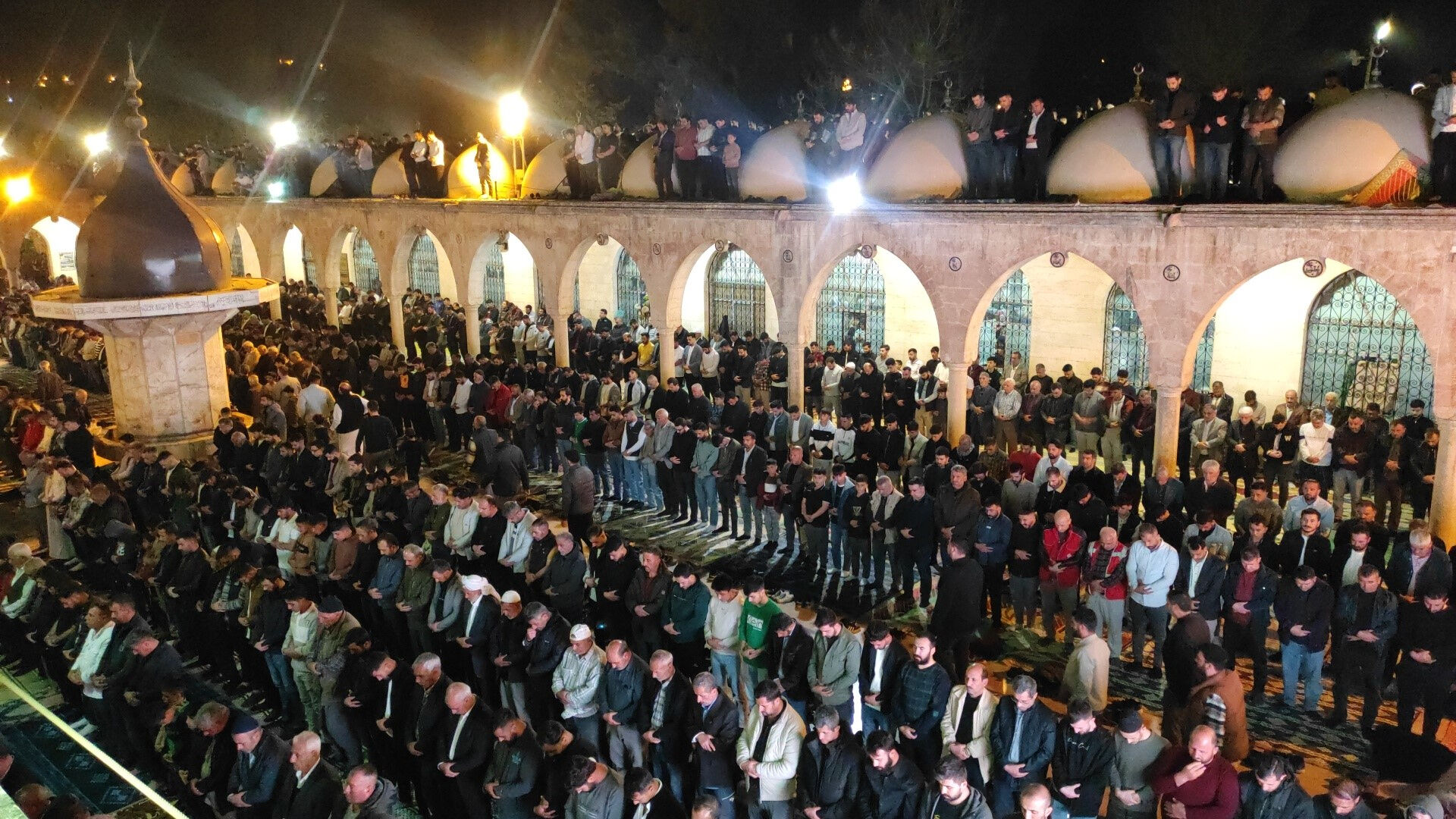 Bin aydan daha hayırlı Kadir Gecesi'nde eller semaya açıldı Bin aydan daha hayırlı Kadir Gecesi'nde eller semaya açıldı - 4. Resim