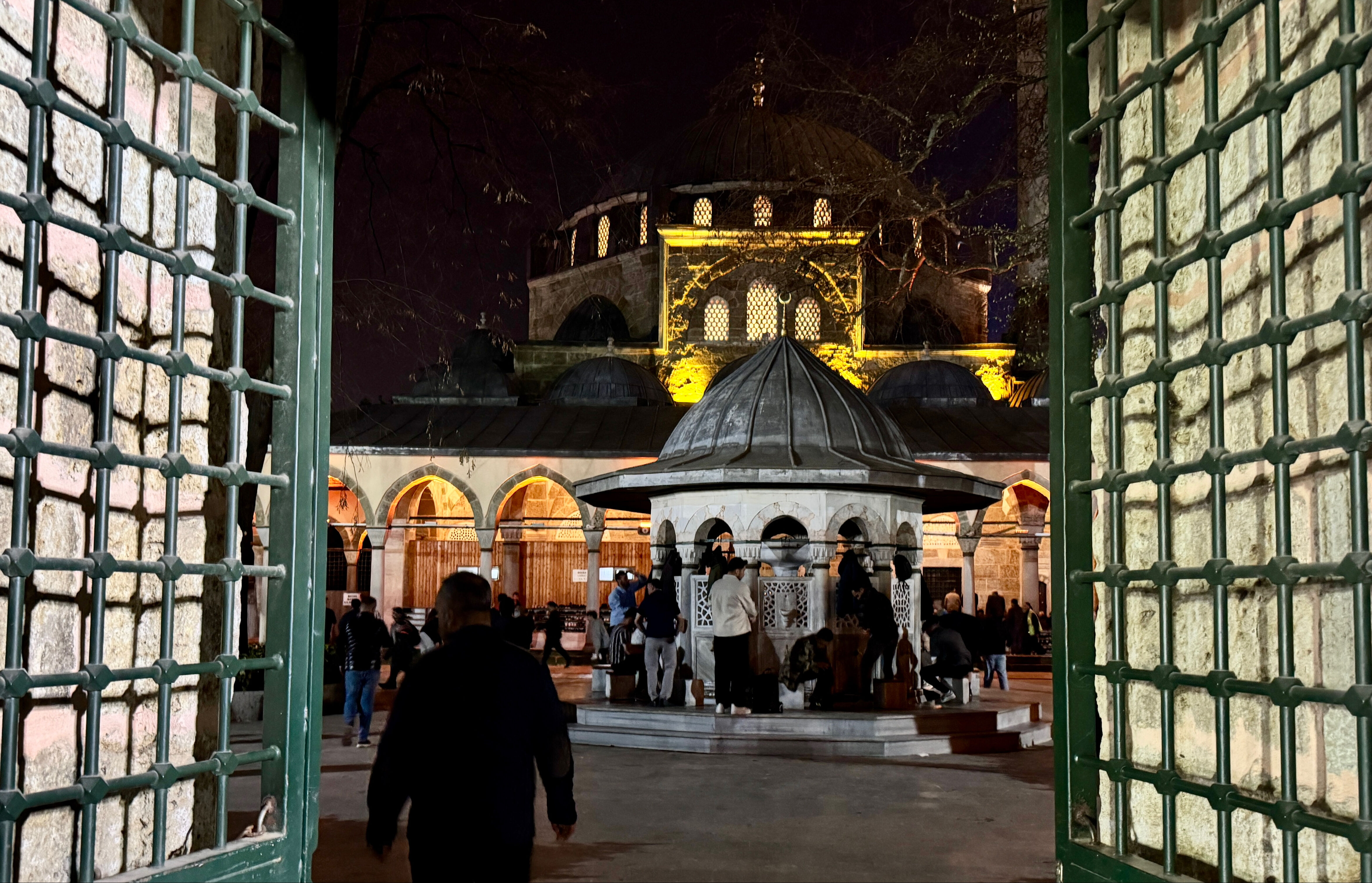 Bin aydan daha hayırlı Kadir Gecesi'nde eller semaya açıldı Bin aydan daha hayırlı Kadir Gecesi'nde eller semaya açıldı - 9. Resim