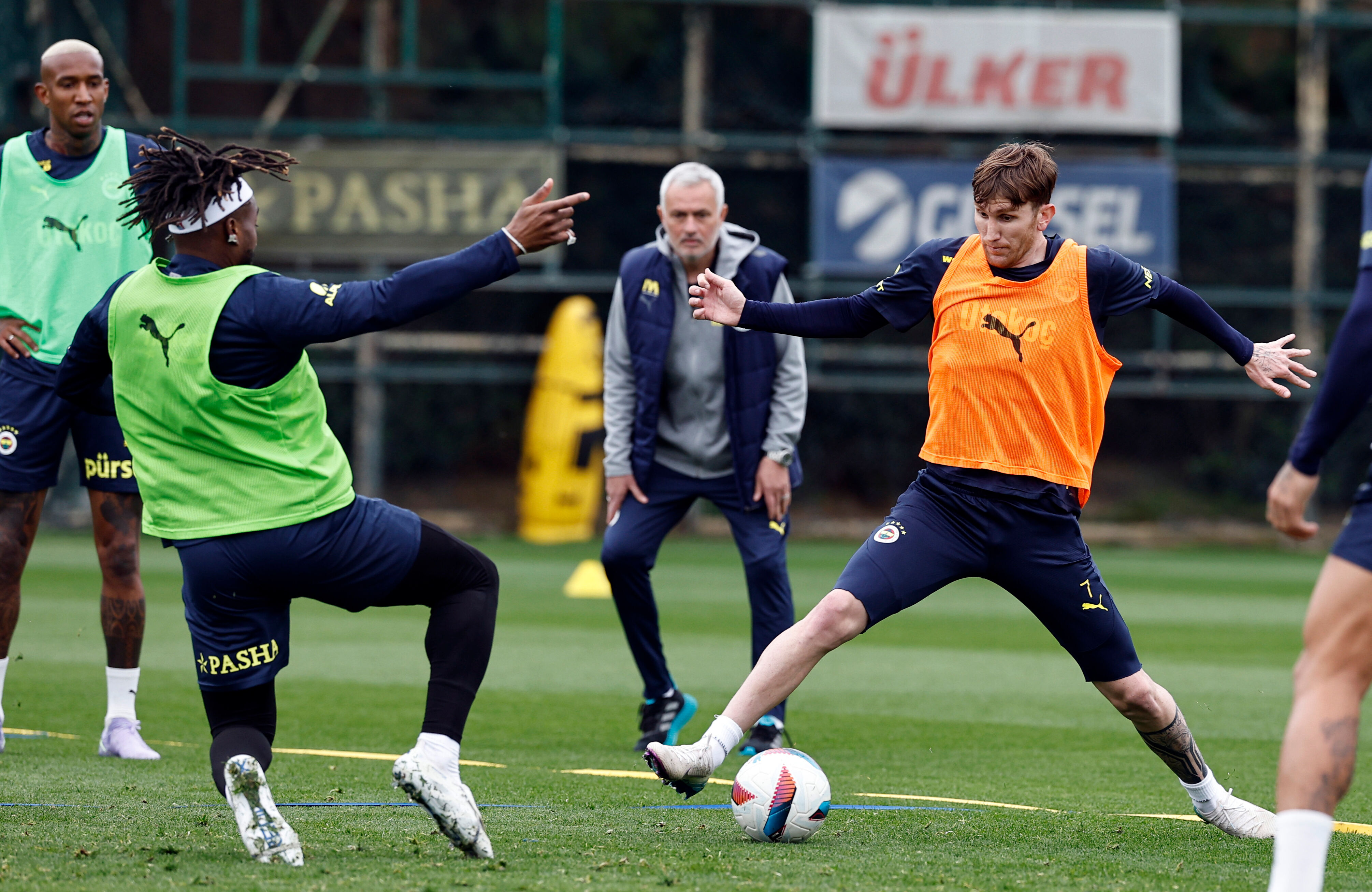 Fenerbahçe, Bodrum FK maçı hazırlıklarını sürdürdü! Dzeko maskeyle idmana katıldı - 4. Resim