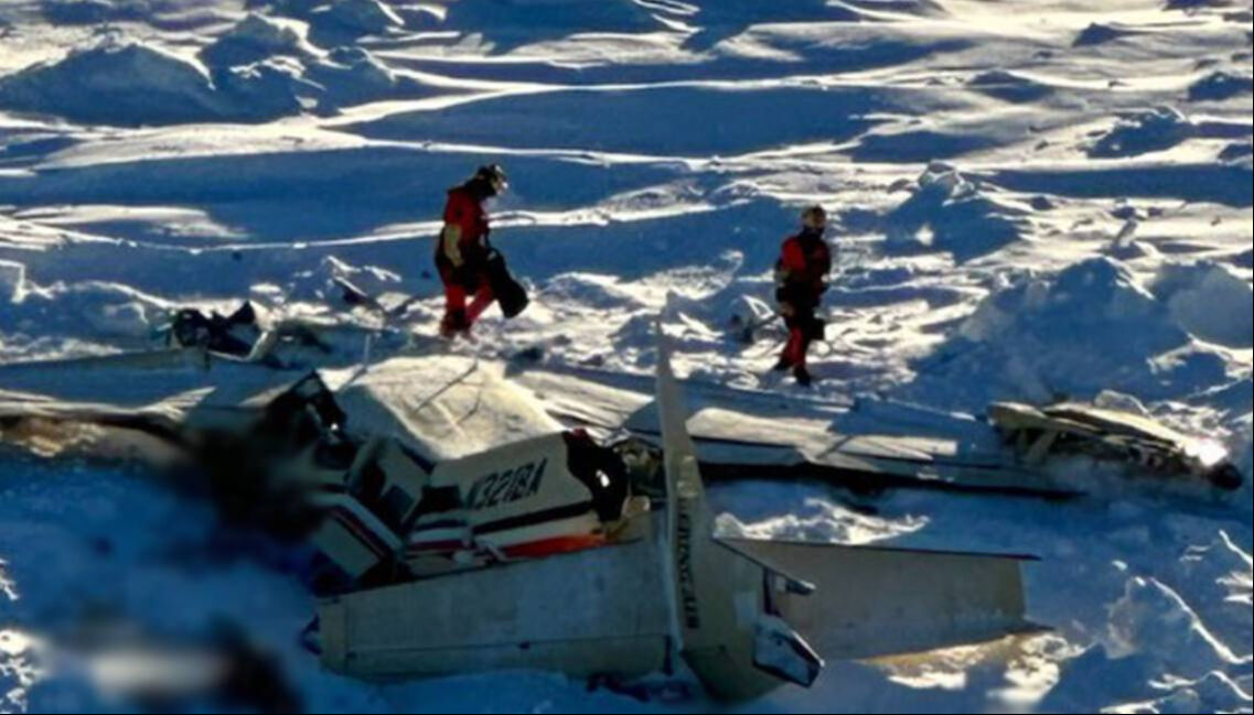 Film gibi kurtuluş! Pilot ve 2 çocuk, buzlu Alaska gölünde uçağın kanadında hayatta kaldı - 1. Resim