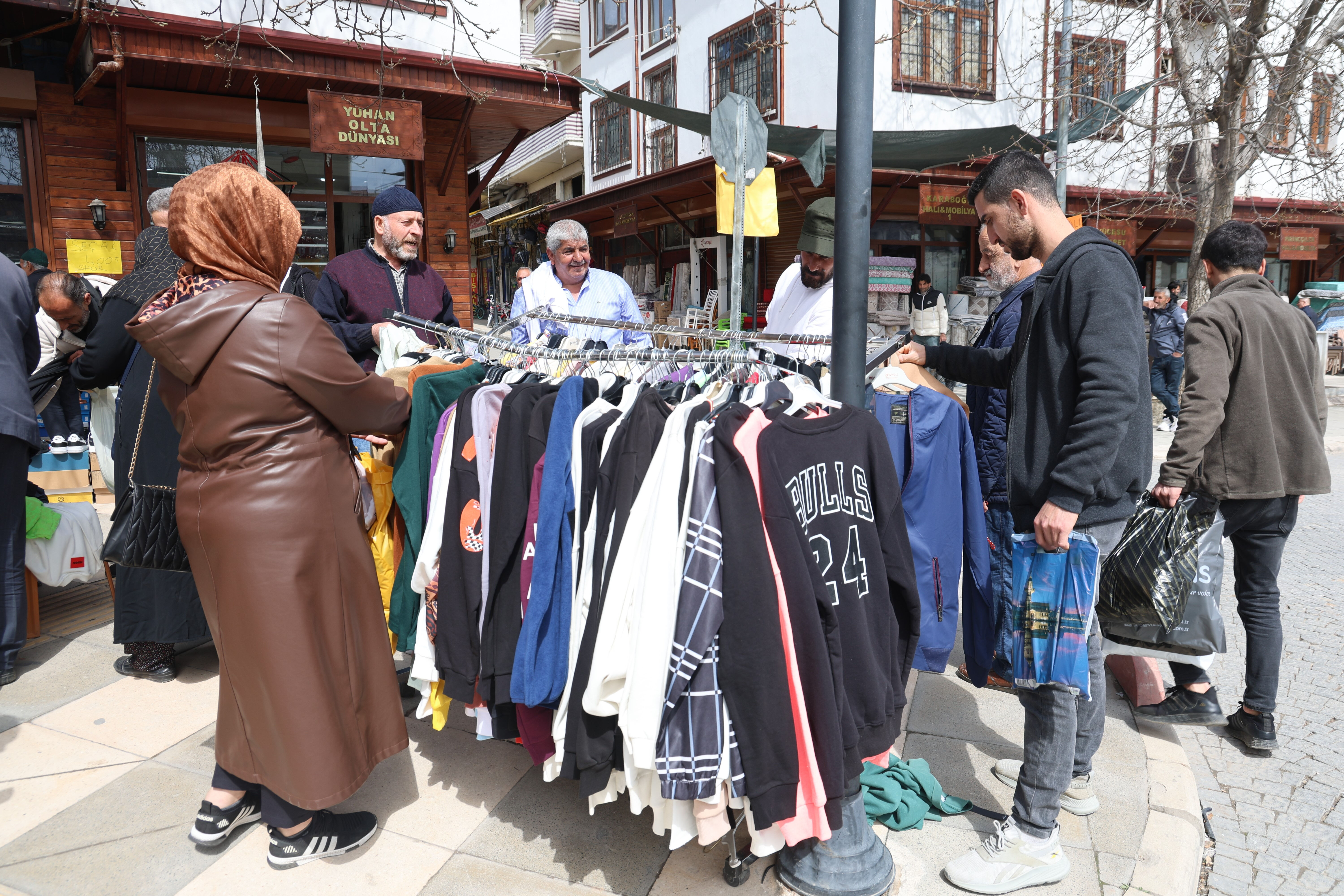 Kıyafetlerin fiyatını duyan akın etti! Bu rakamı en son ne zaman duyduklarını hatırlamıyorlar - 1. Resim