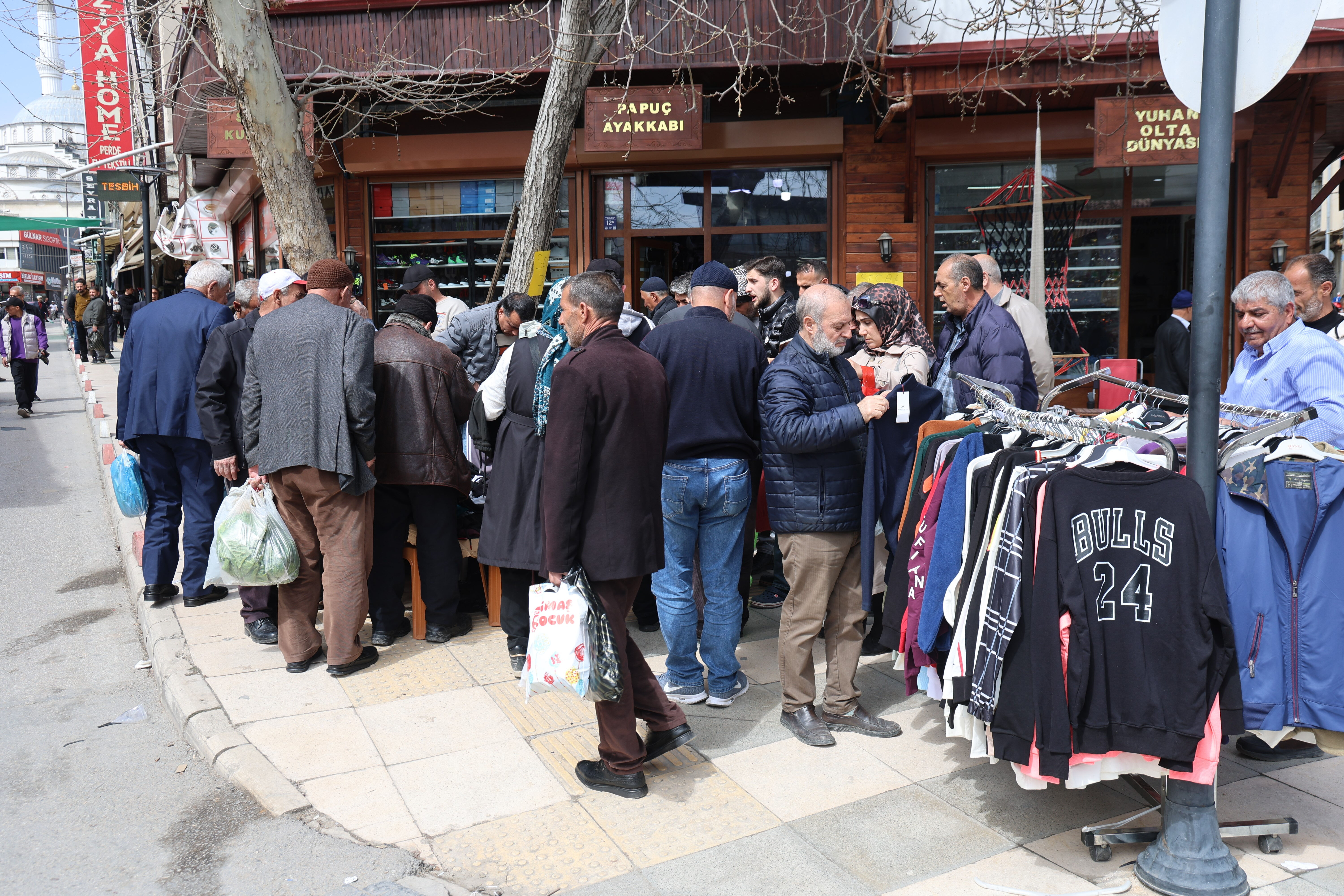 Kıyafetlerin fiyatını duyan akın etti! Bu rakamı en son ne zaman duyduklarını hatırlamıyorlar - 2. Resim