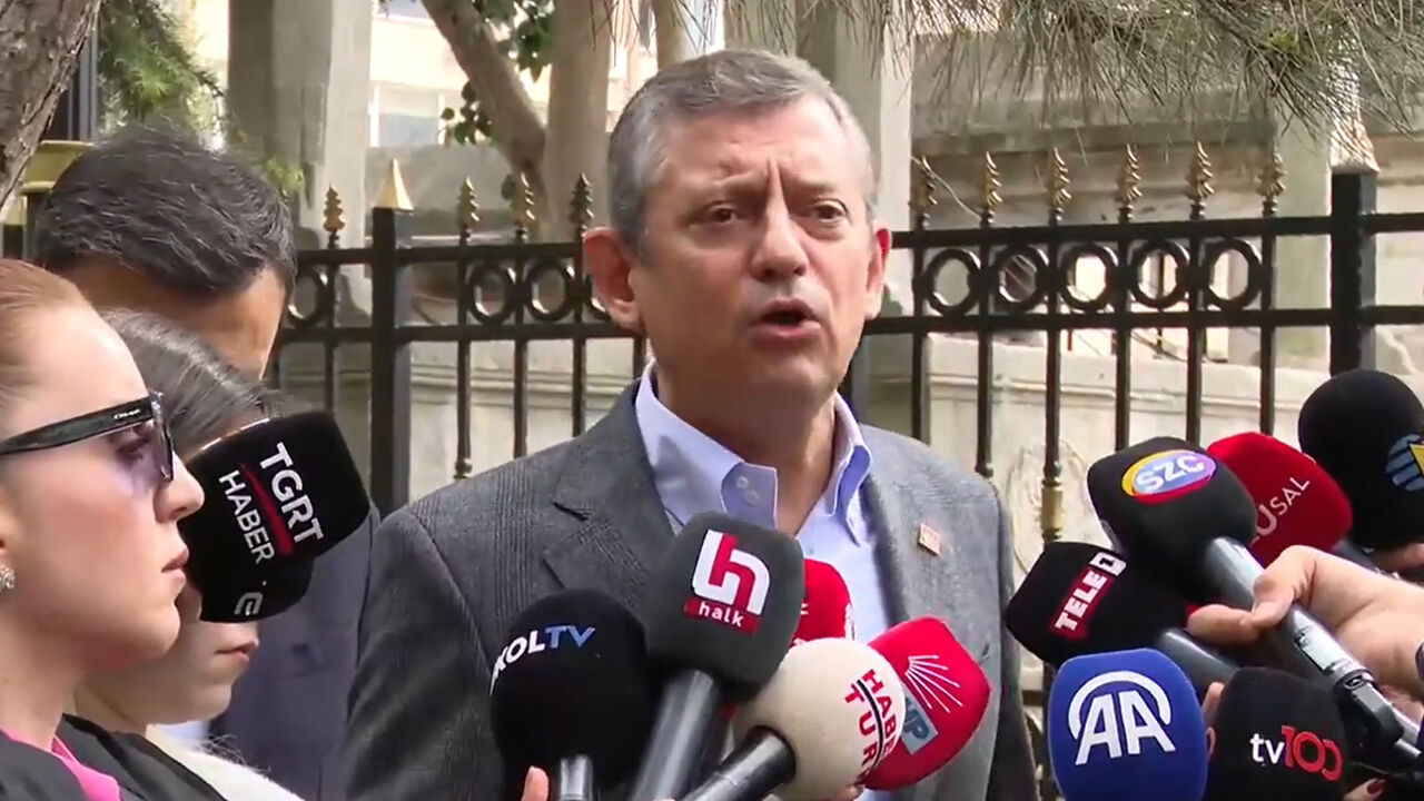 Cumhurbaşkanı Erdoğan  Şehzadebaşı Camii'nde mezar taşları tahrip edildi! Özgür Özel'den Cumhurbaşkanı Erdoğan'a cevap - 1. Resim