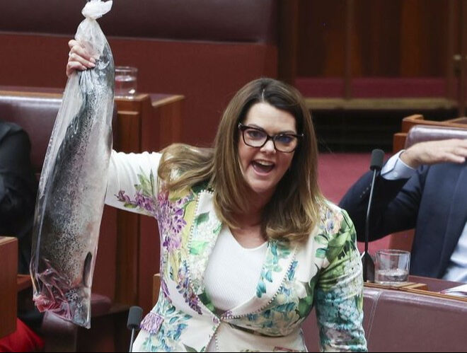 Senato’da somon krizi: Ölü balıkla parlamento bastılar, DiCaprio da karıştı! - 1. Resim