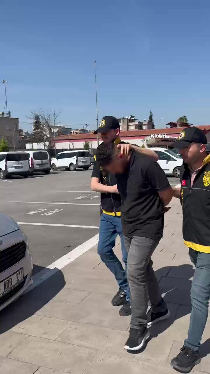 Trajikomik anlar kamerada: Soymak için girdikleri kuyumcudan korkup kaçtılar - 2. Resim