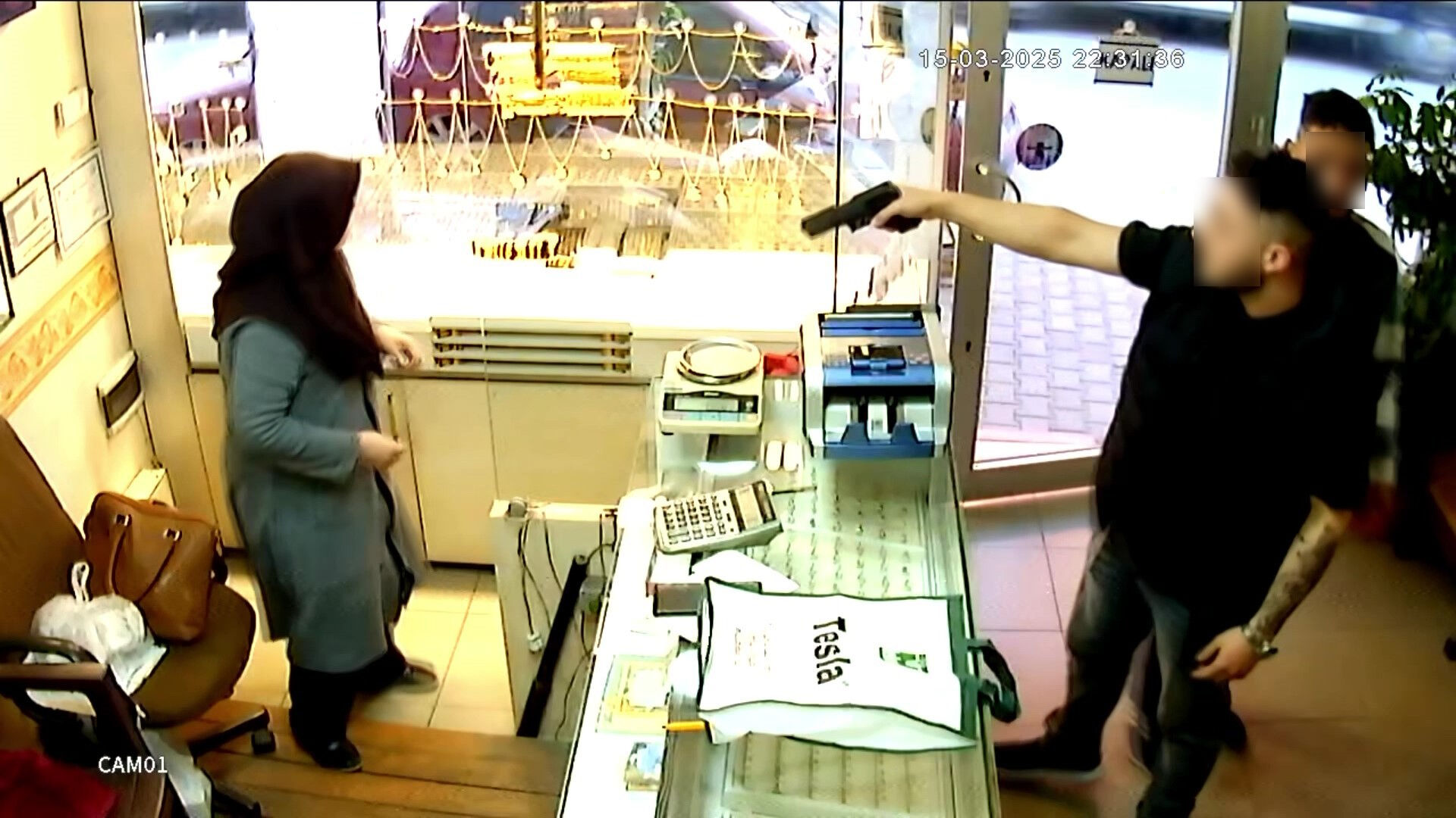 Trajikomik anlar kamerada: Soymak için girdikleri kuyumcudan korkup kaçtılar - 1. Resim