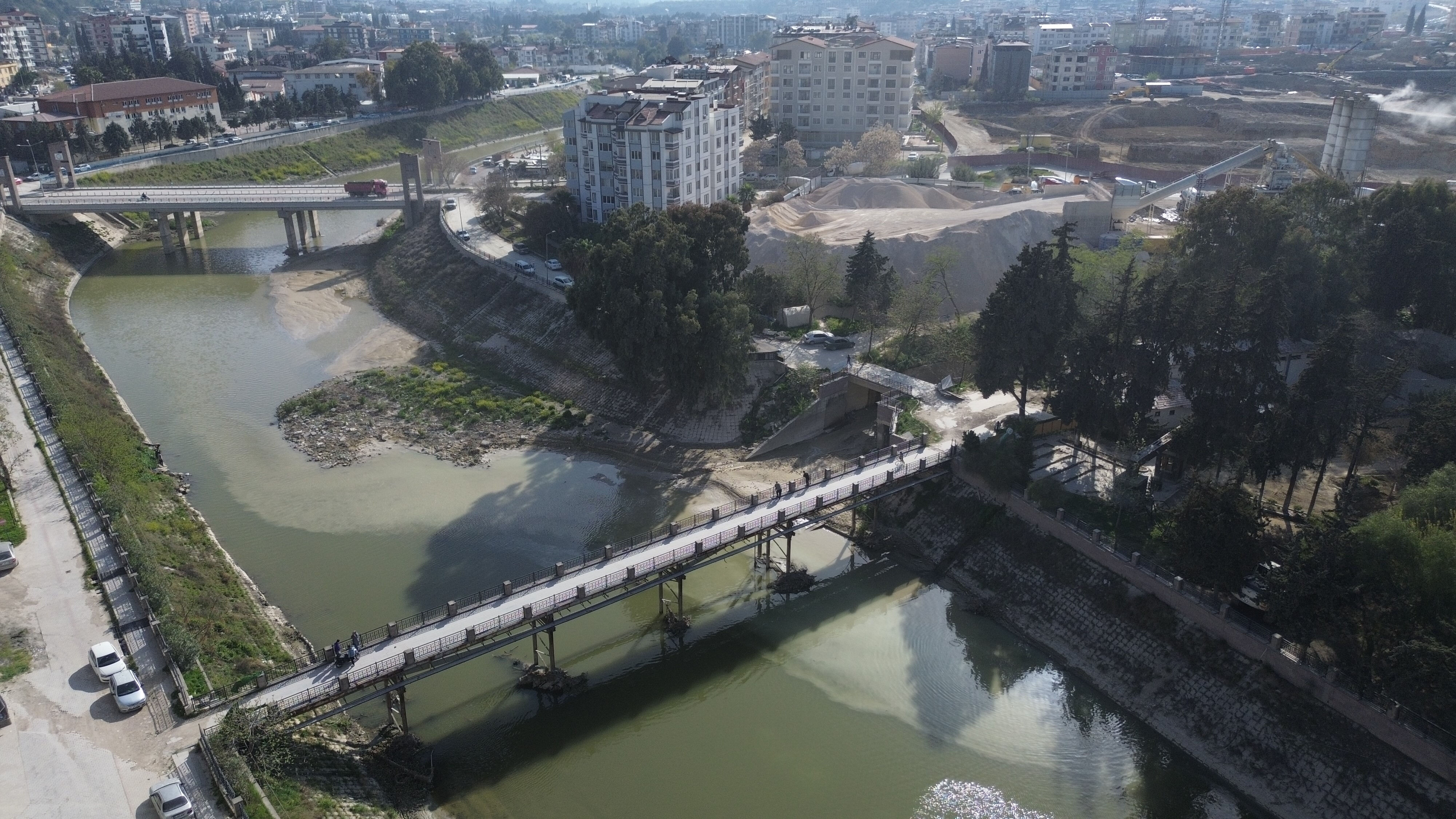 Vatandaşlar endişeli! Asi Nehri'nde kıyıya vuran balıklar tedirgin ediyor Vatandaşlar endişeli! Asi Nehri'nde kıyıya vuran balıklar tedirgin ediyor - 3. Resim