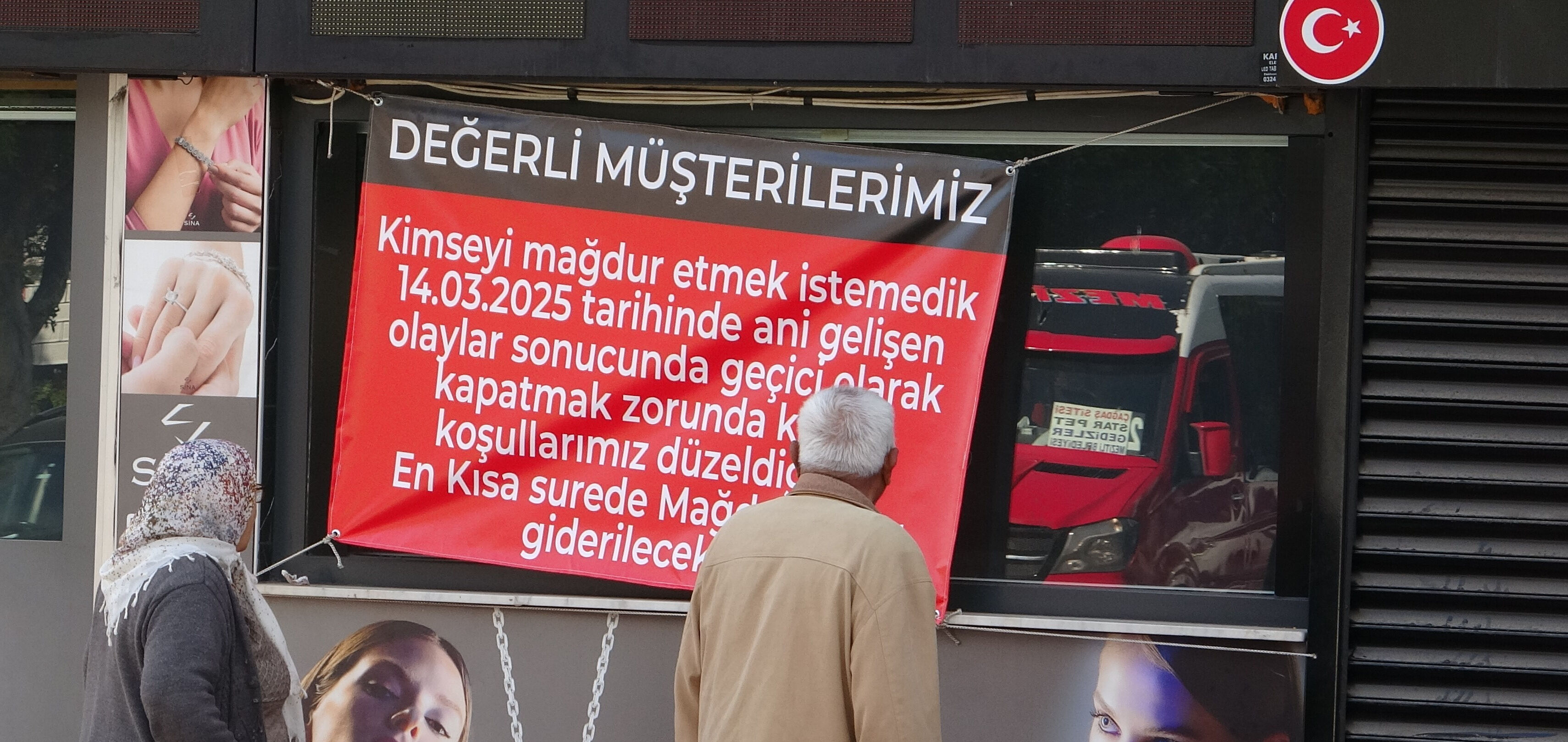 120 milyon lira vurgun yaptığı iddia edilen kuyumcu afişle mesaj verdi - 1. Resim