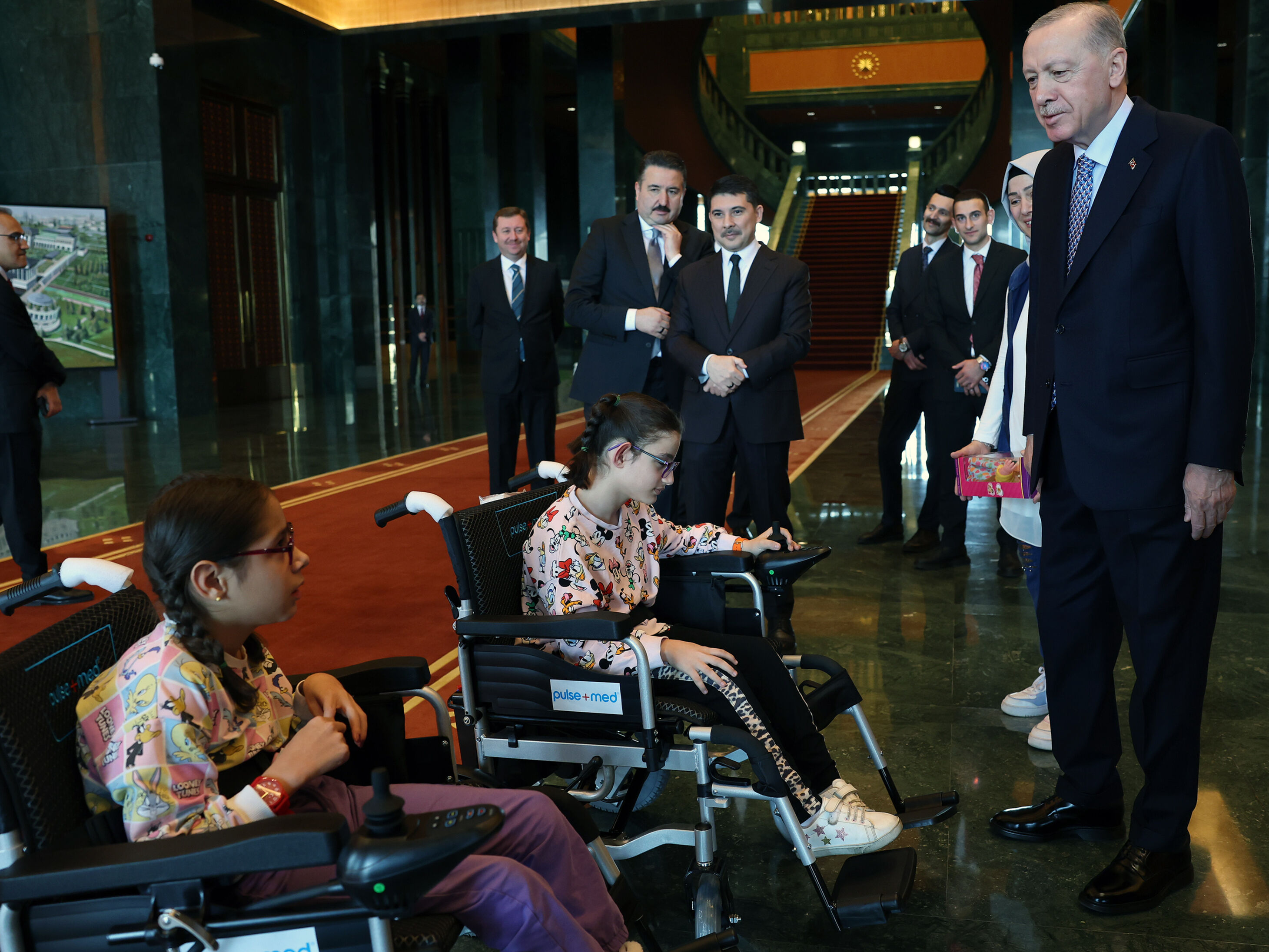 Cumhurbaşkanı Erdoğan'dan yürek ısıtan kabul! Engelli çocuklara sürpriz hediye - 3. Resim