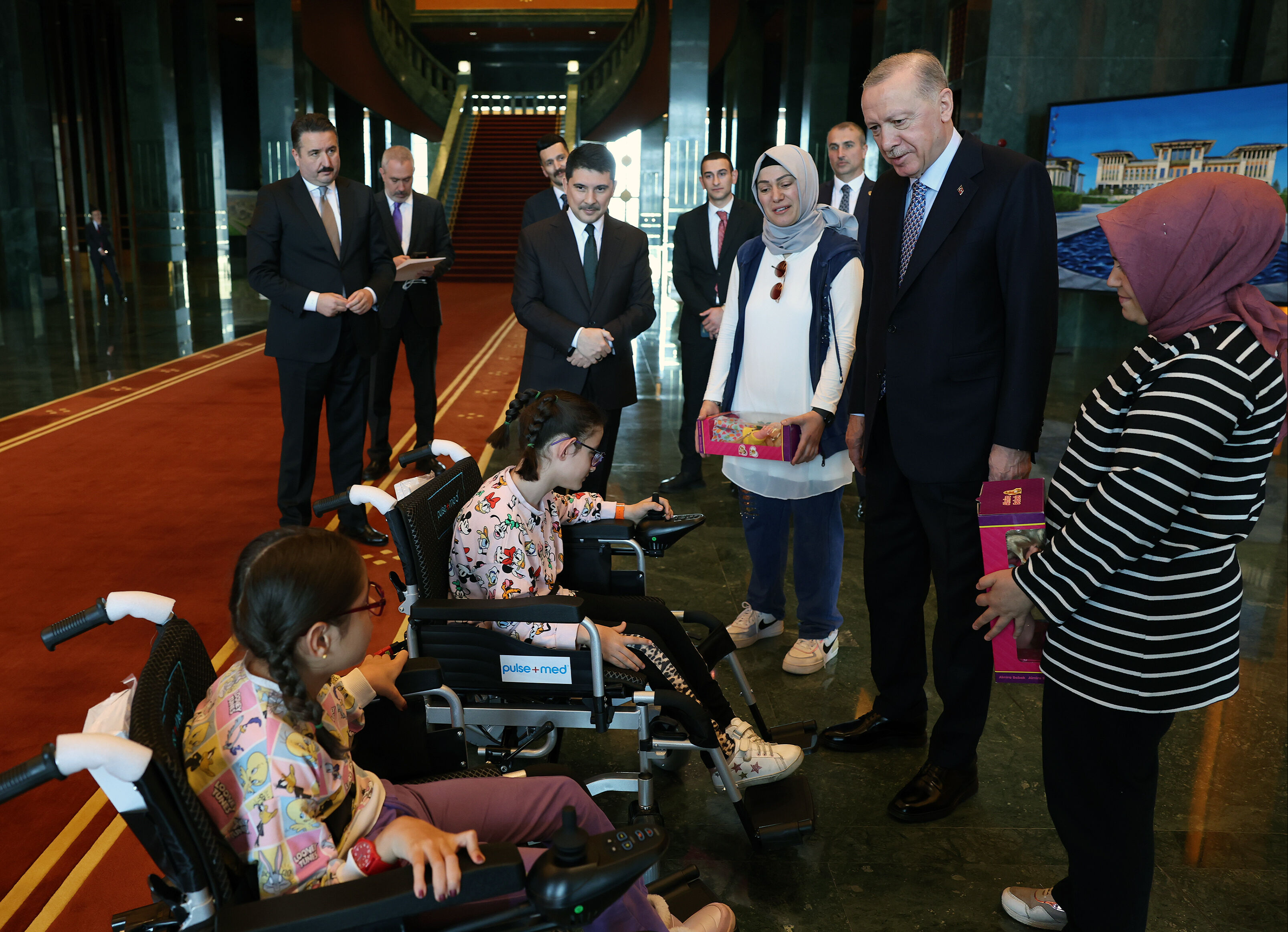 Cumhurbaşkanı Erdoğan'dan yürek ısıtan kabul! Engelli çocuklara sürpriz hediye - 2. Resim