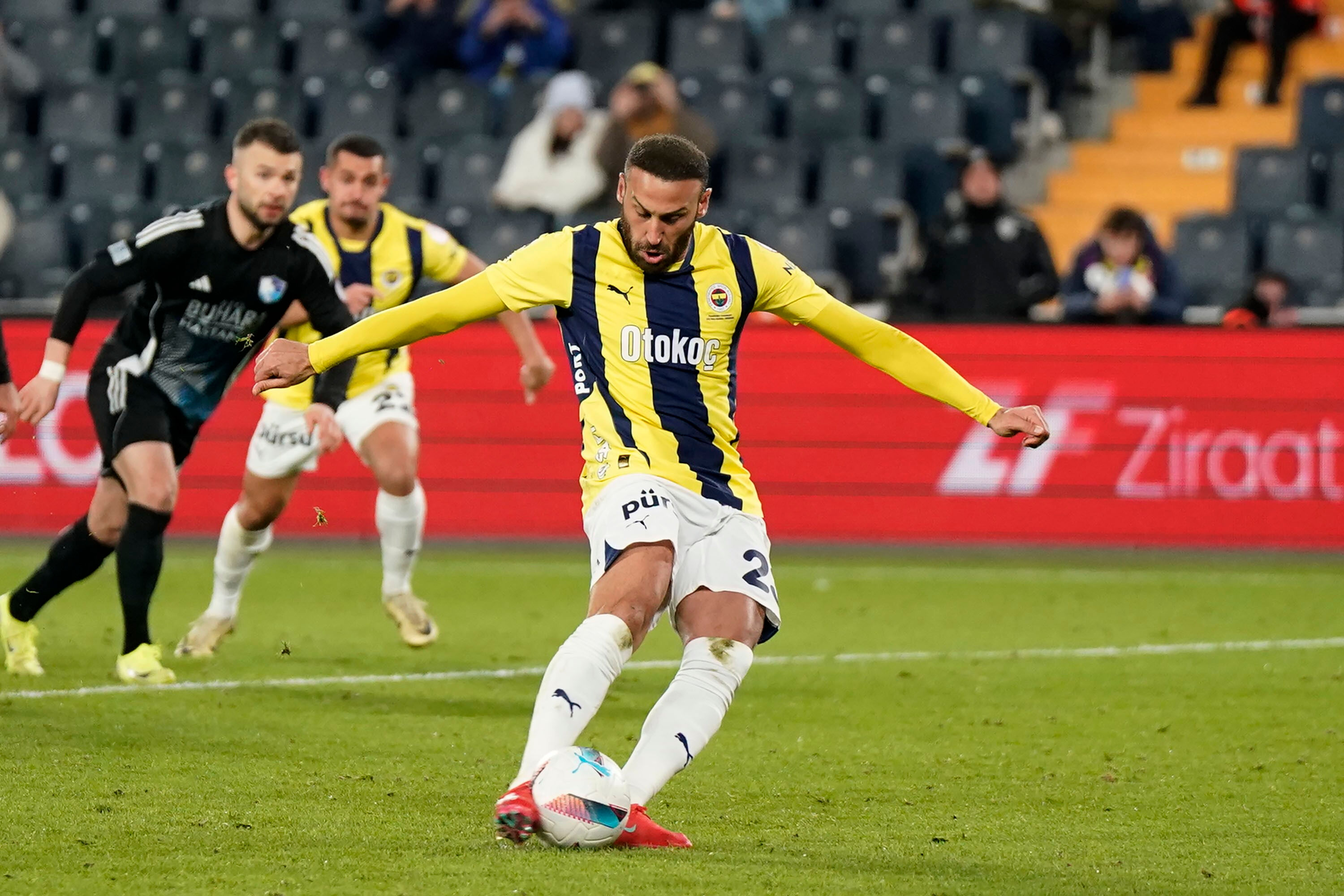 Fenerbahçe'de Cenk Tosun skandalı! Yatan transferin perde arkası aralandı Fenerbahçe'de Cenk Tosun skandalı! Yatan transferin perde arkası aralandı - 1. Resim